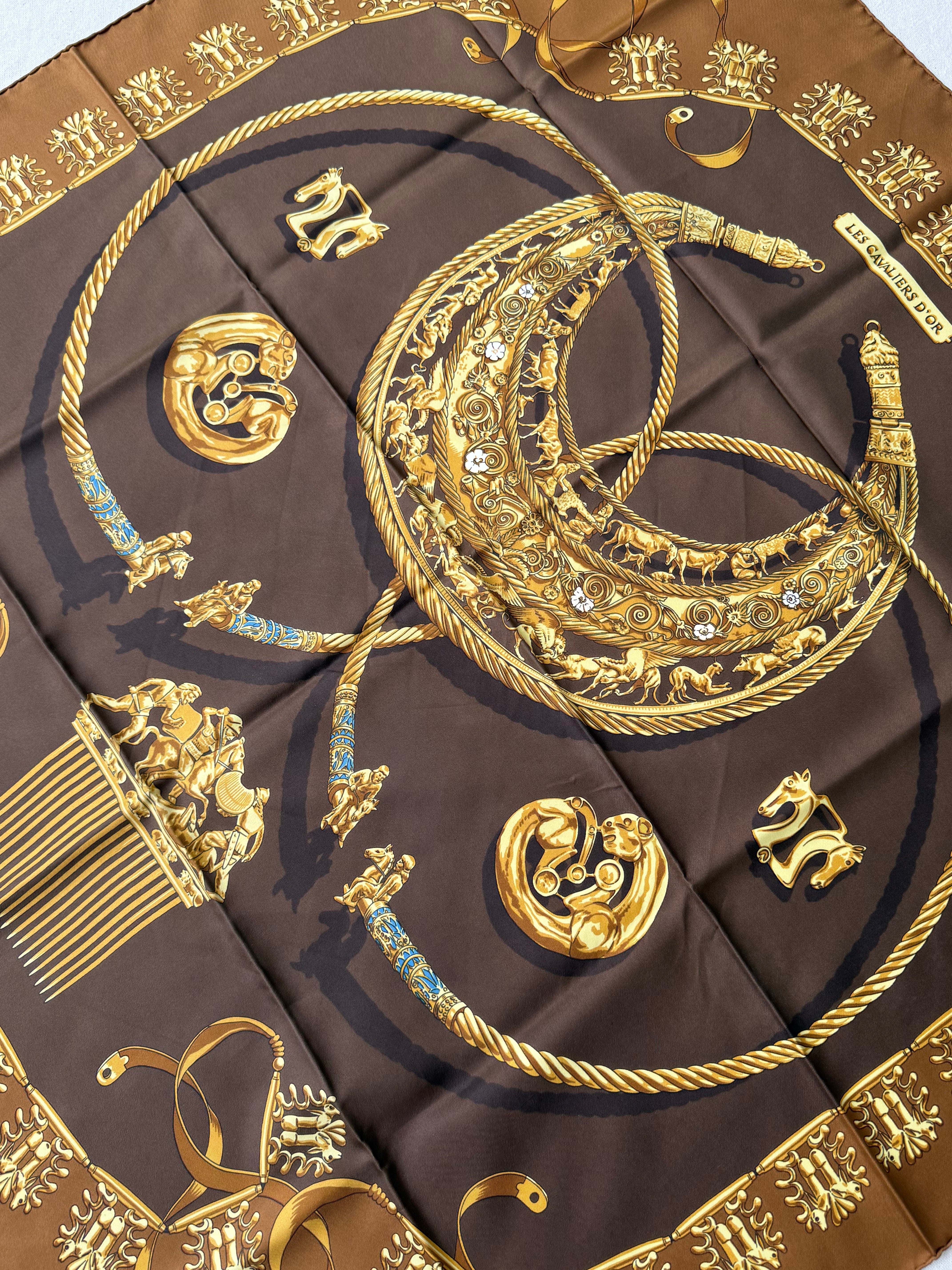 Foulard Hermès – Modèle Les Cavaliers d’Or
