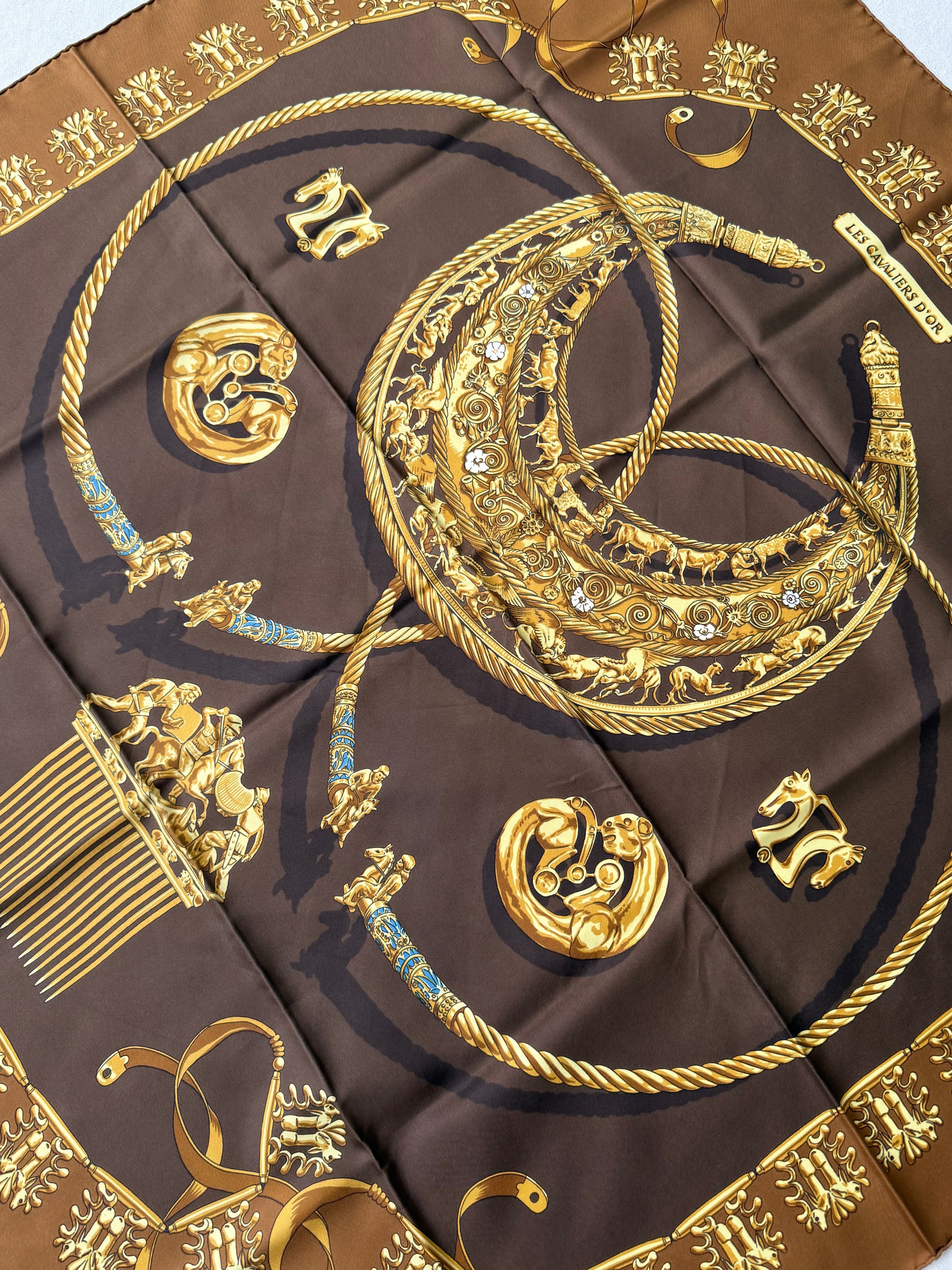 Foulard Hermès – Modèle Les Cavaliers d’Or