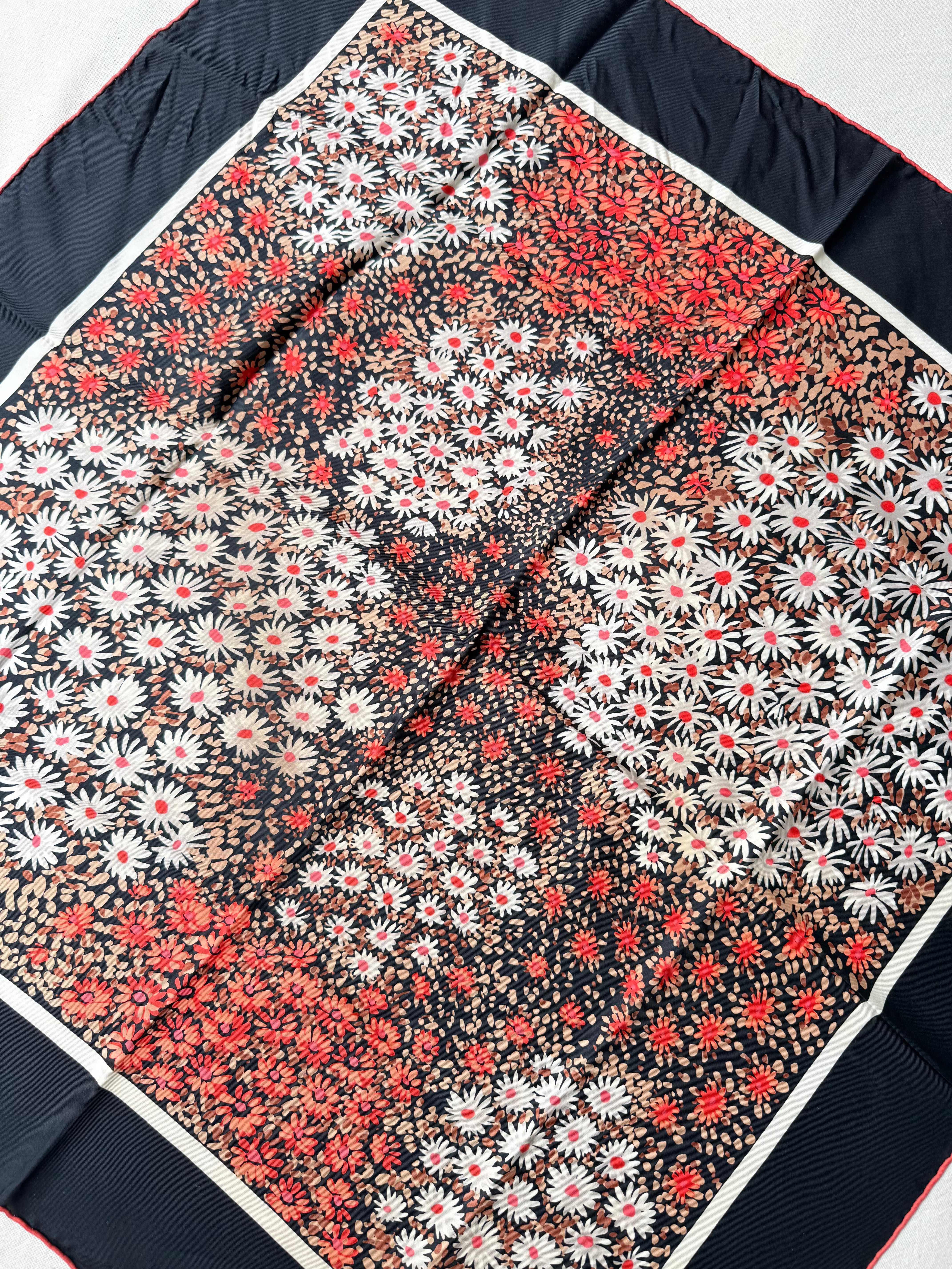 Foulard Christian Dior – Modèle noir à fleurs