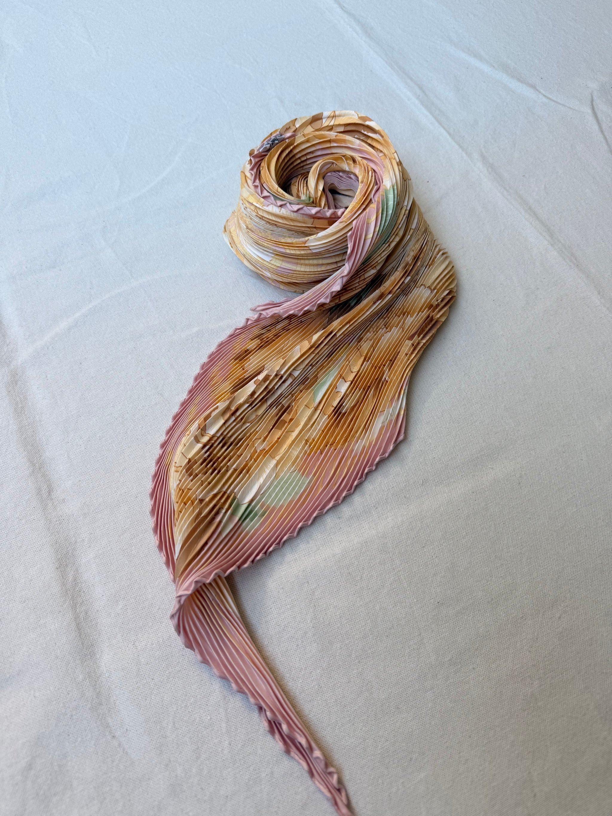 Foulard Hermès plissé – Modèle Les Pivoines