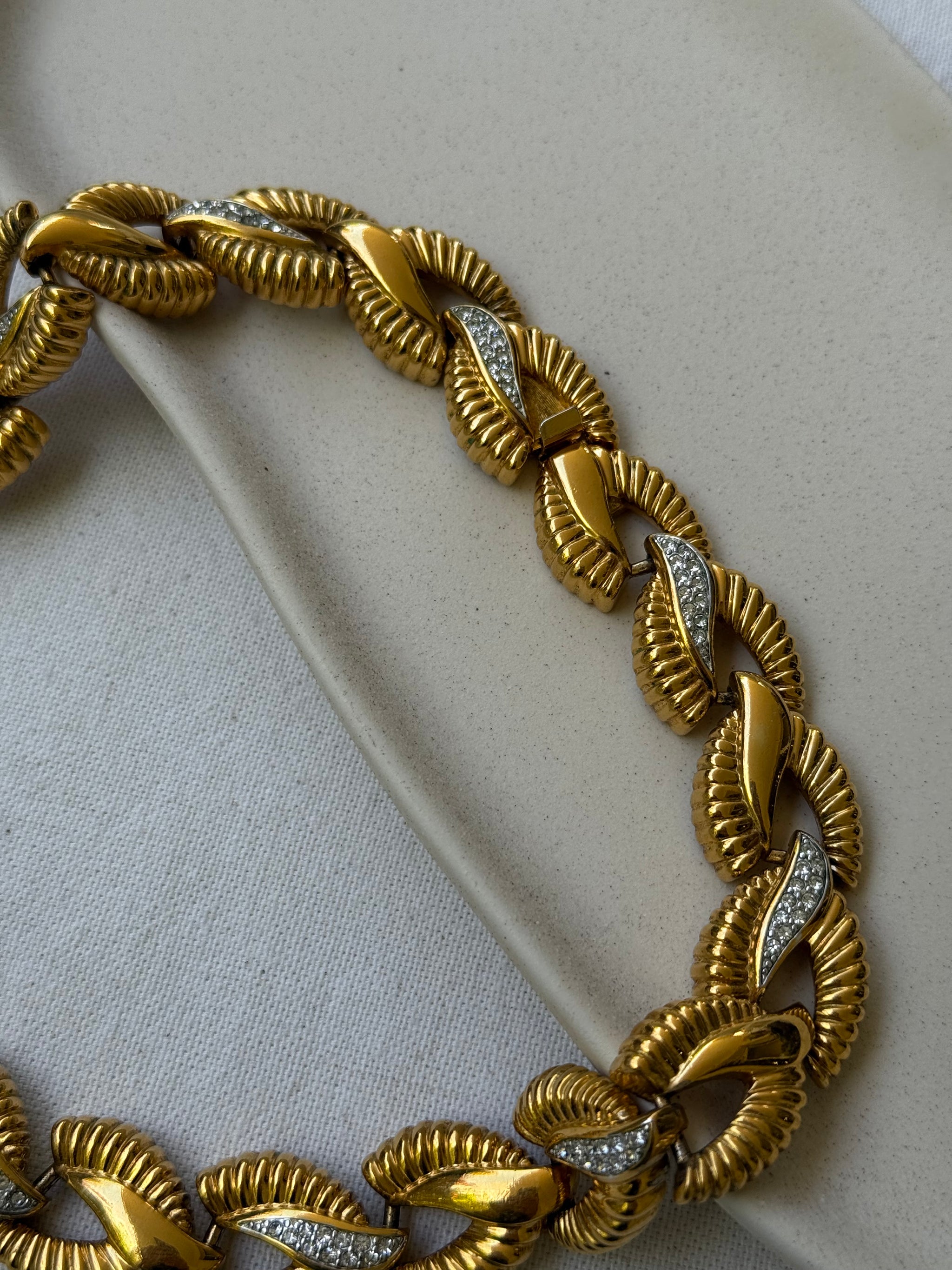 Collier doré vintage - Maillons torsadés et détails strass