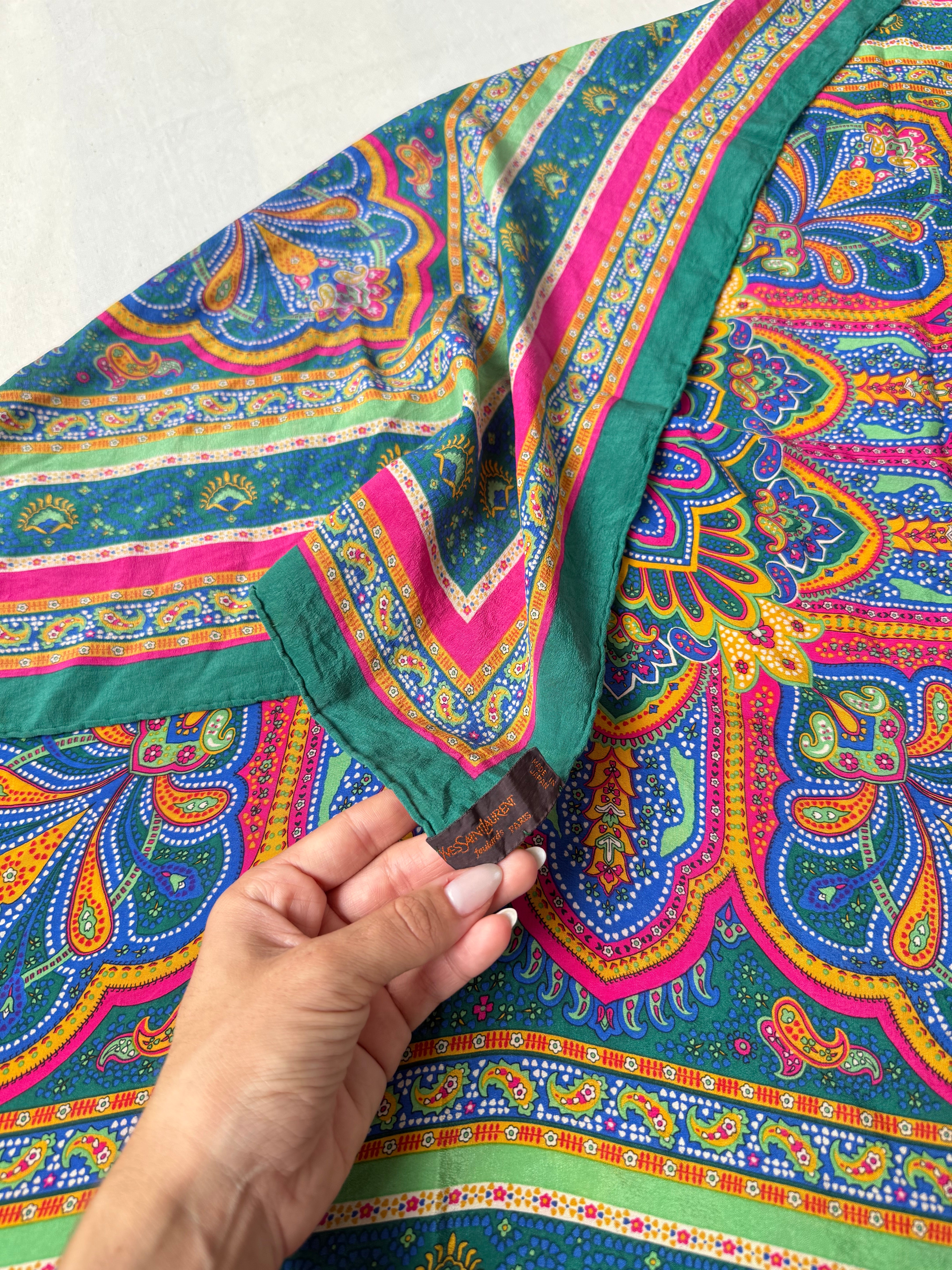 Foulard Yves Saint Laurent – Motif oriental vert et fuchsia