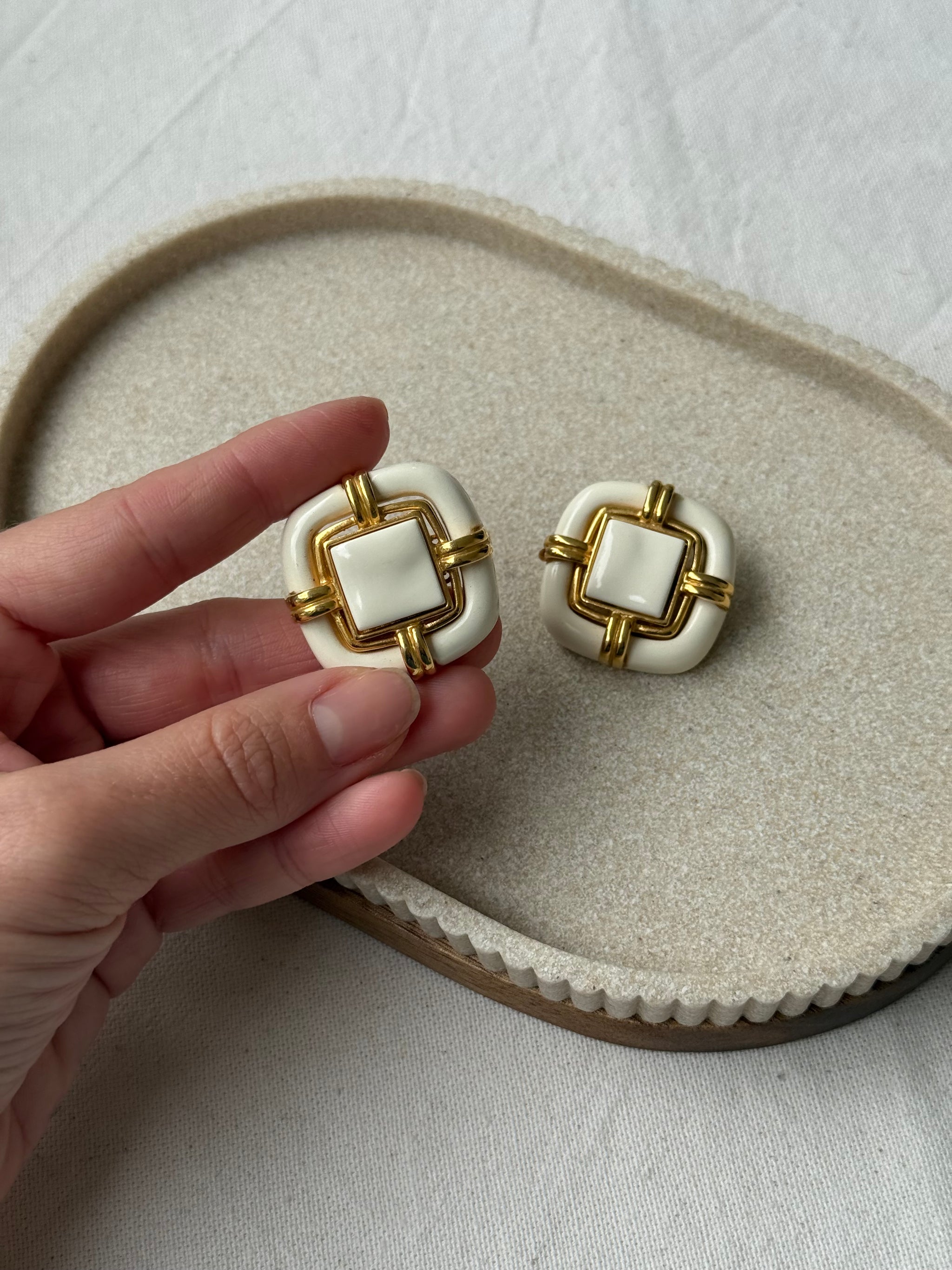 Boucles d’oreilles vintage - Résine blanche et métal doré