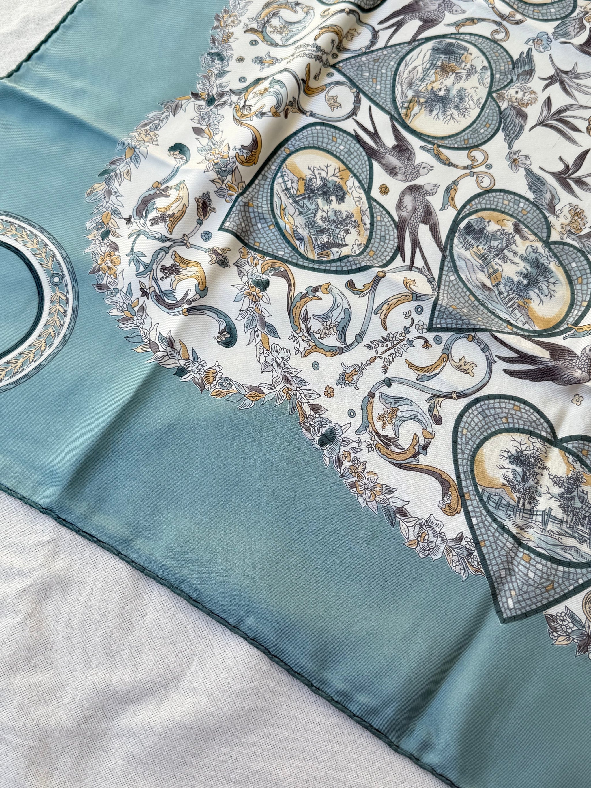 Foulard Christian Dior – Modèle cœurs bleu ciel