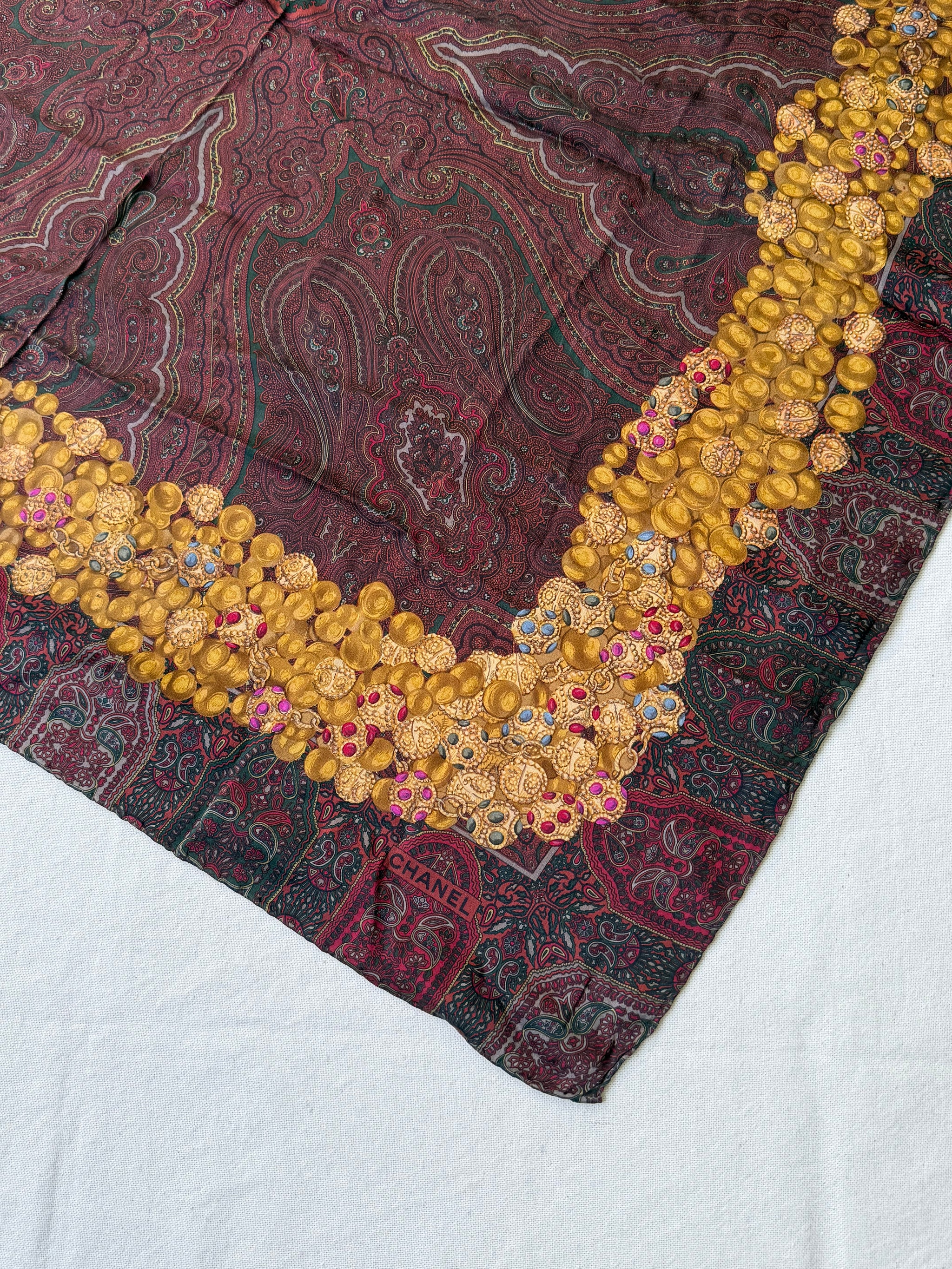 Foulard Chanel – Motif cachemire et bijouteries