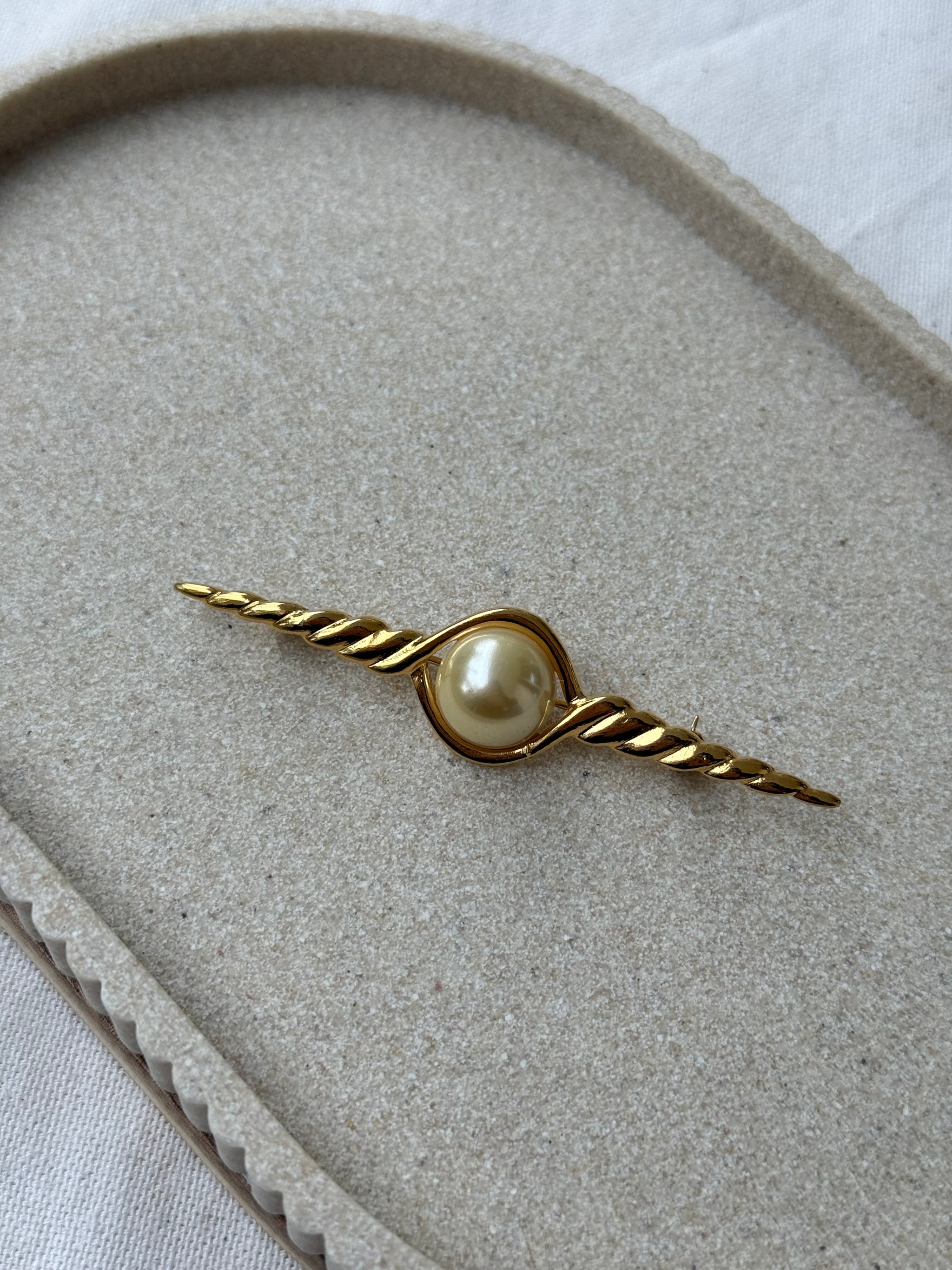 Broche vintage - Forme barrette torsadée et perle