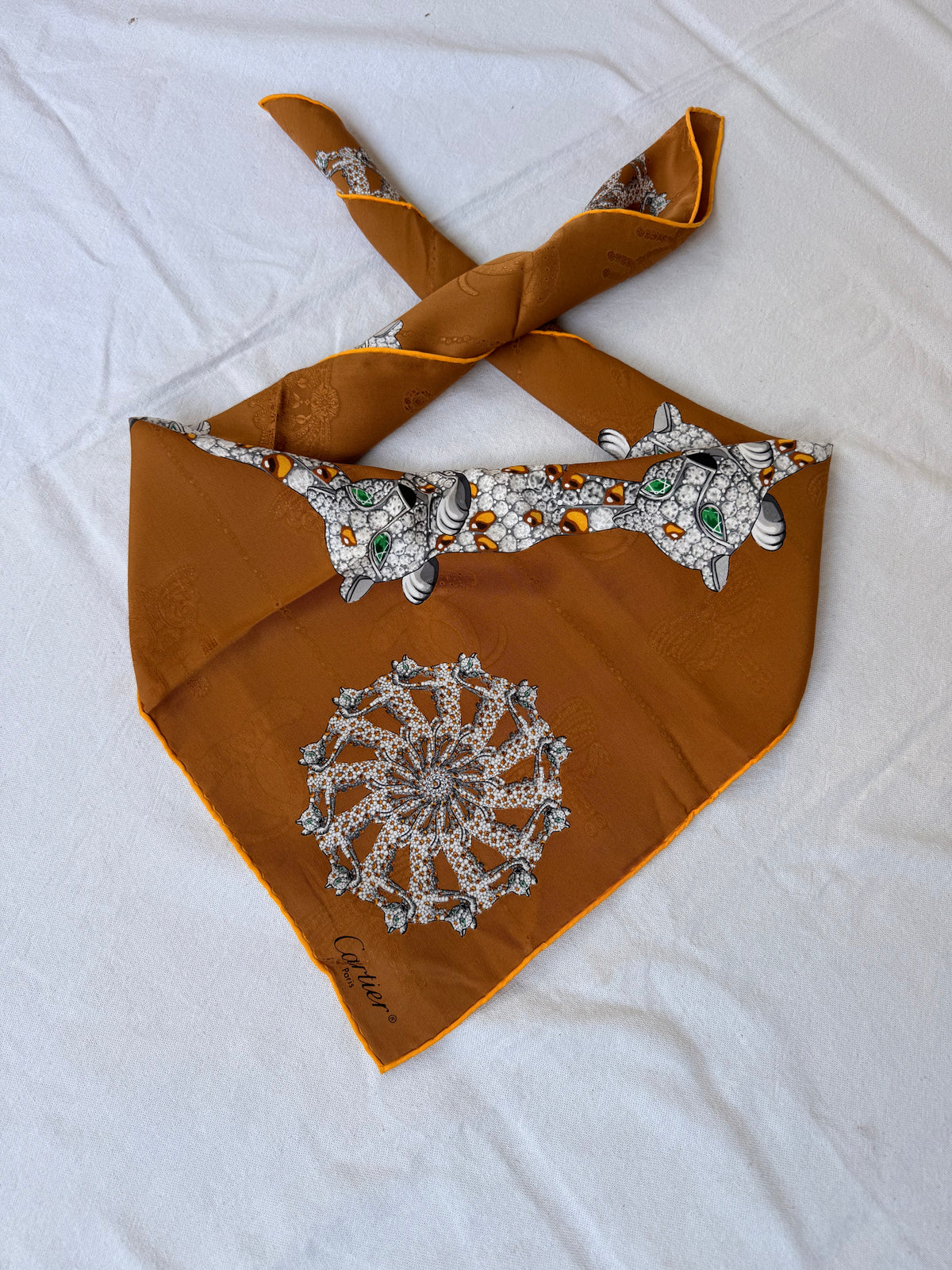 Foulard Cartier – Motif panthère et bijouterie camel