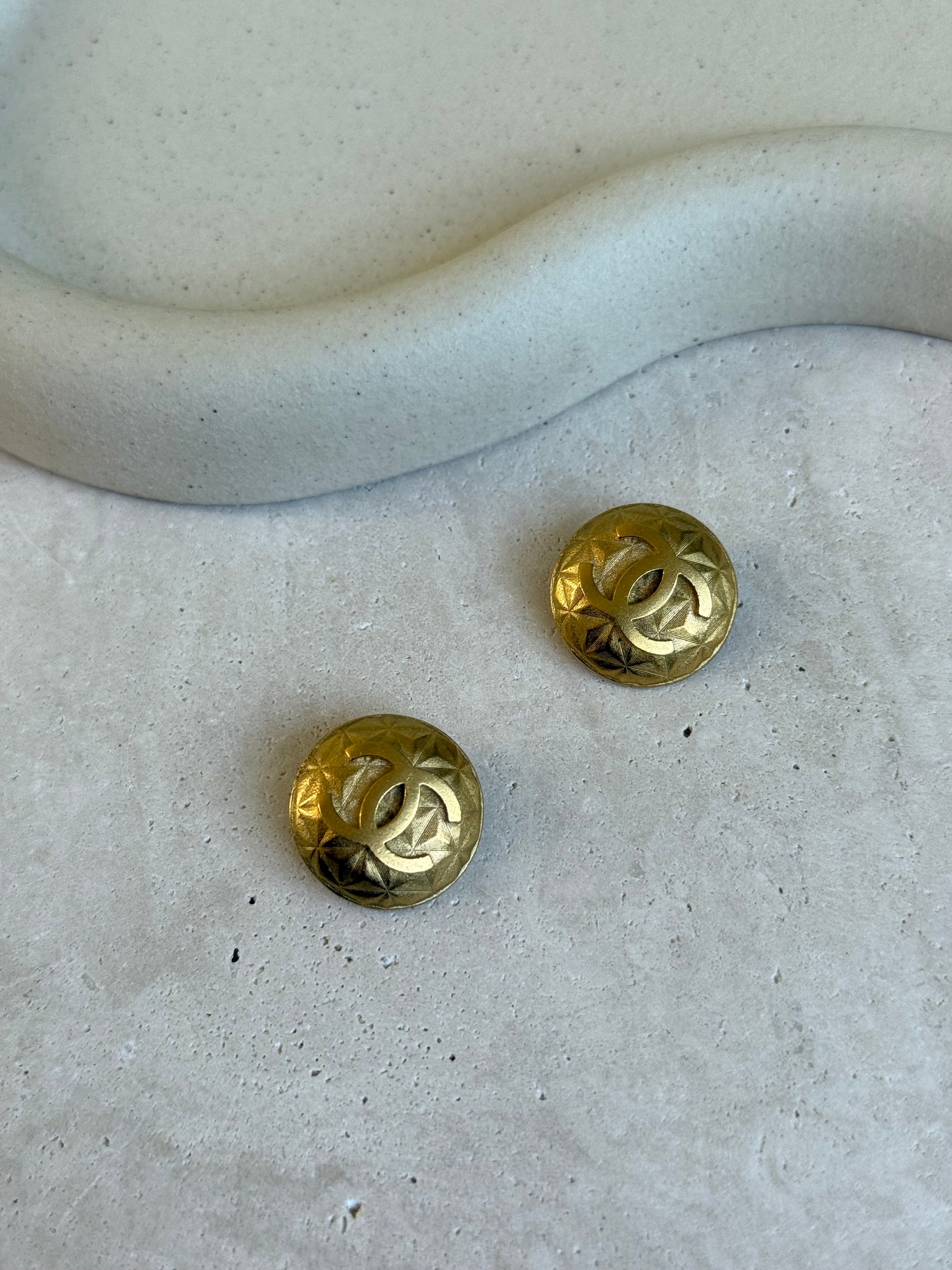 Boucles d’oreilles vintage Chanel - Rondes avec logo CC