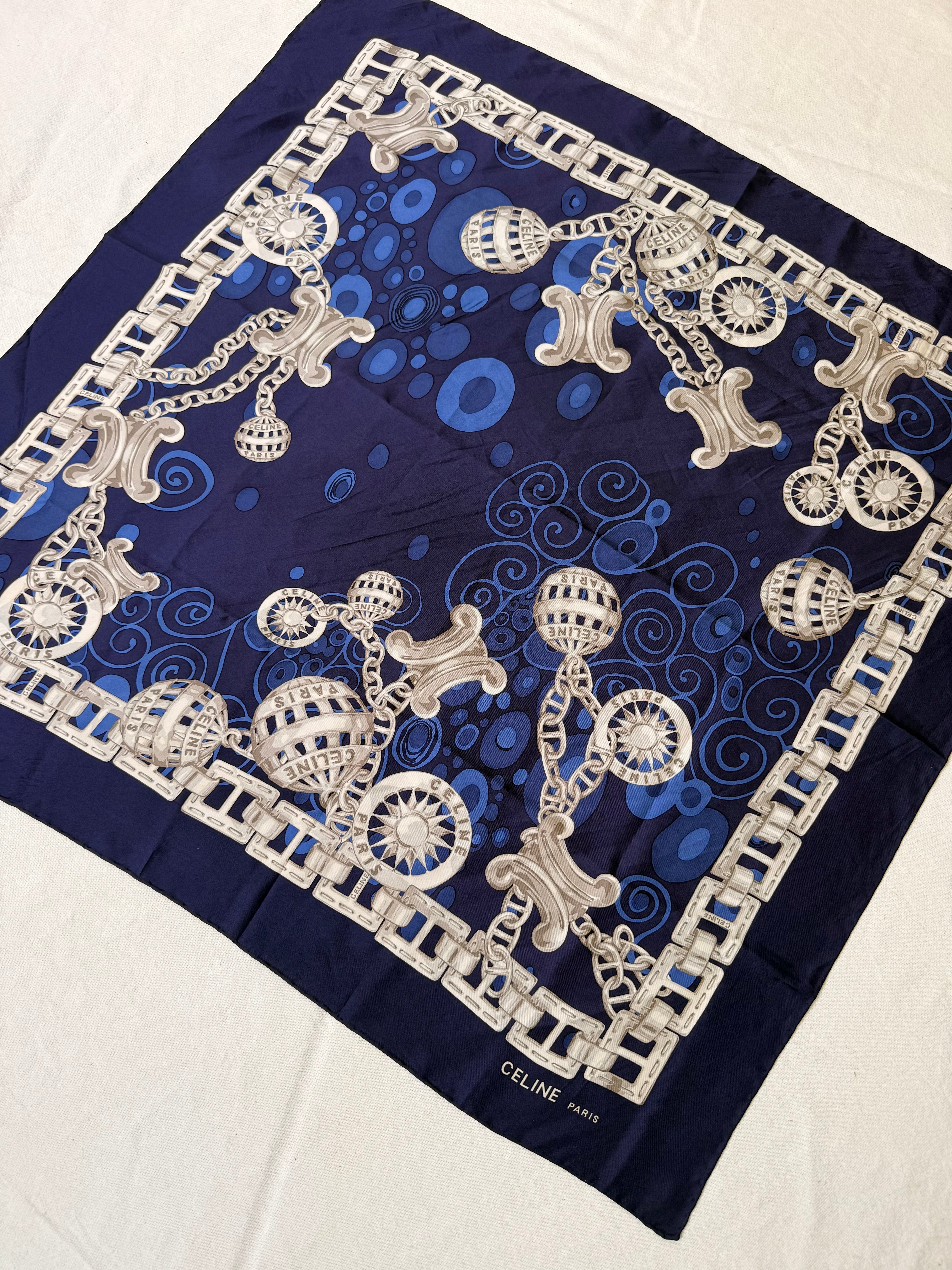 Foulard Céline – Chaînes et médaillons argentés