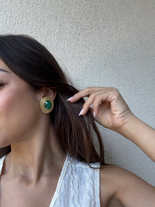 Boucles d’oreilles vintage - Monture dorée et cabochon vert en pâte de verre