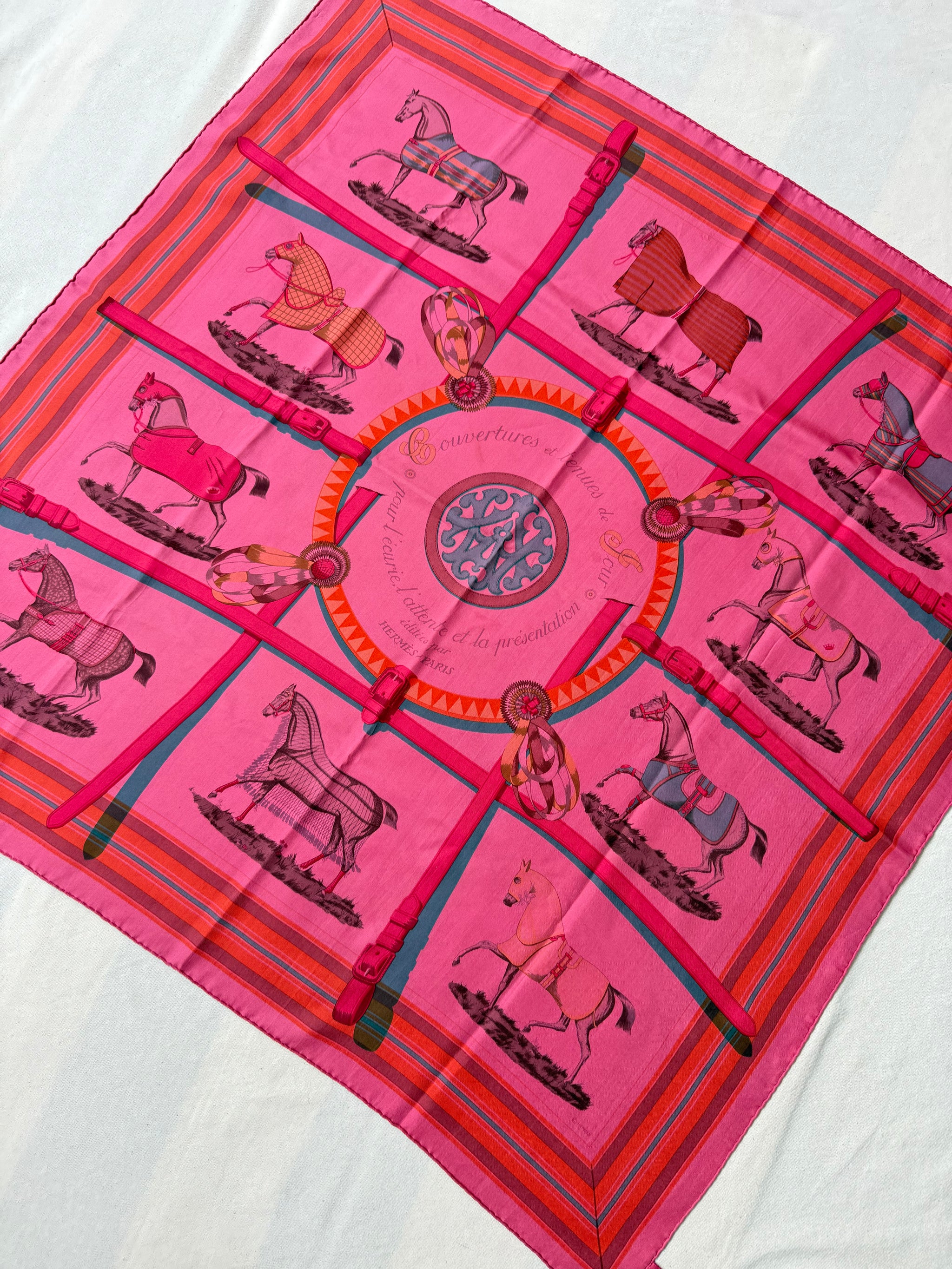 Foulard Hermès – modèle Couvertures et Tenues de jour (surteint fuchsia)