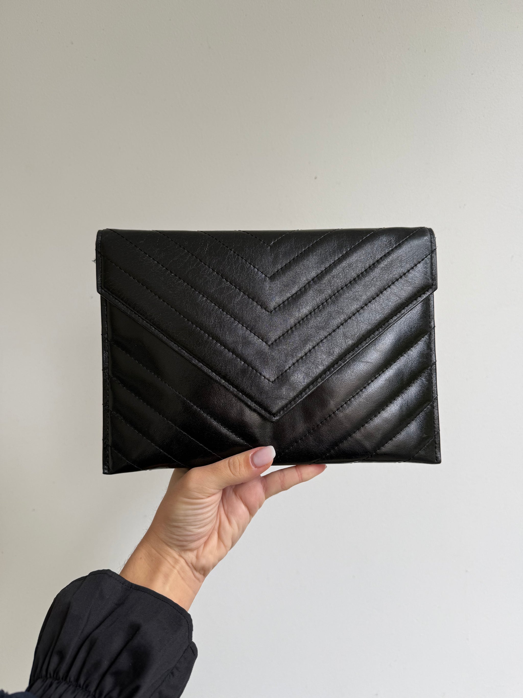 Pochette Yves Saint Laurent vintage - Enveloppe cuir noir matelassée