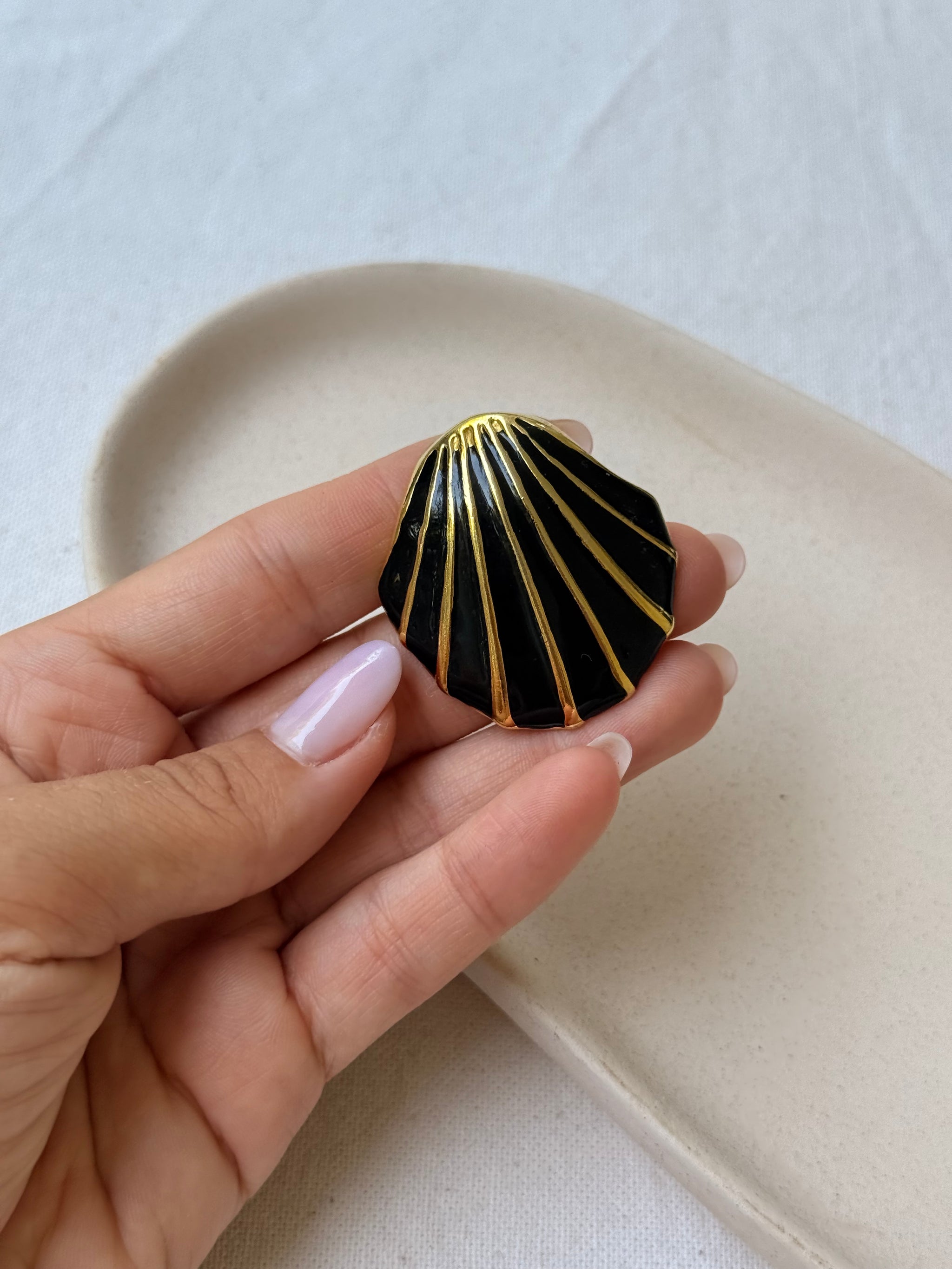 Broche vintage - Motif coquillage émaillé noir et doré