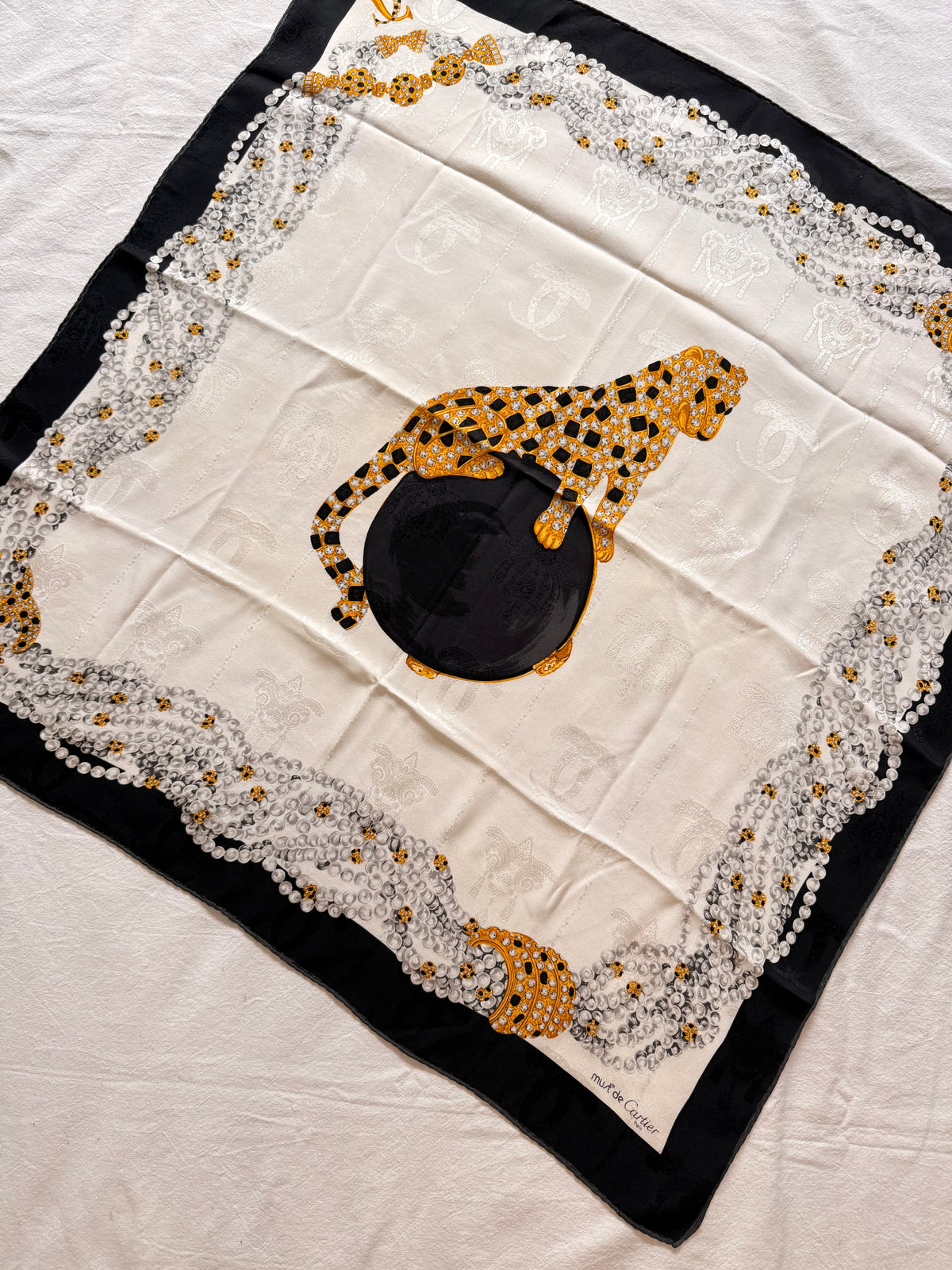 Foulard Cartier – Motif panthère et bijouterie
