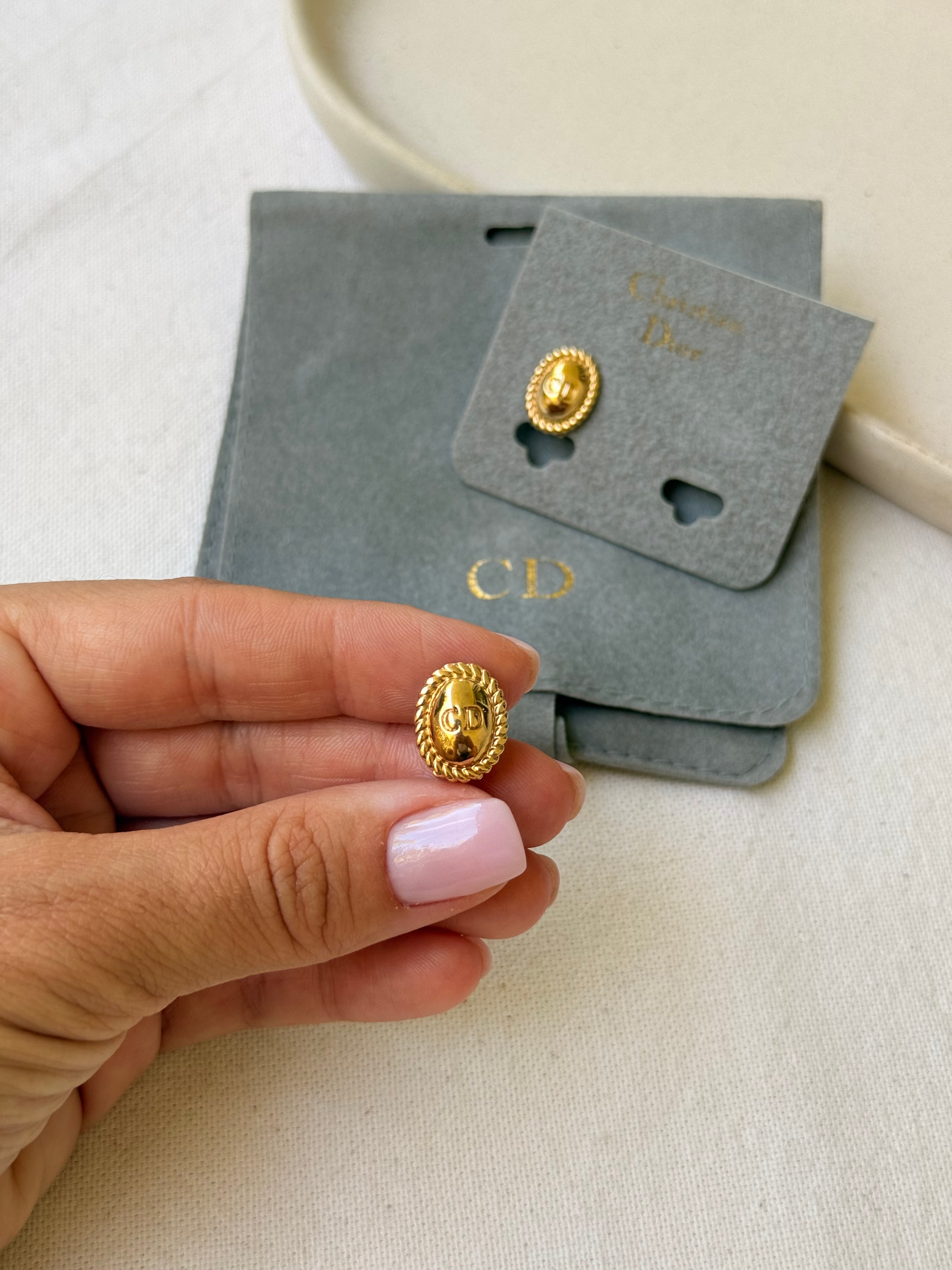 Boucles d’oreilles Christian Dior vintage - CD ovale petit format