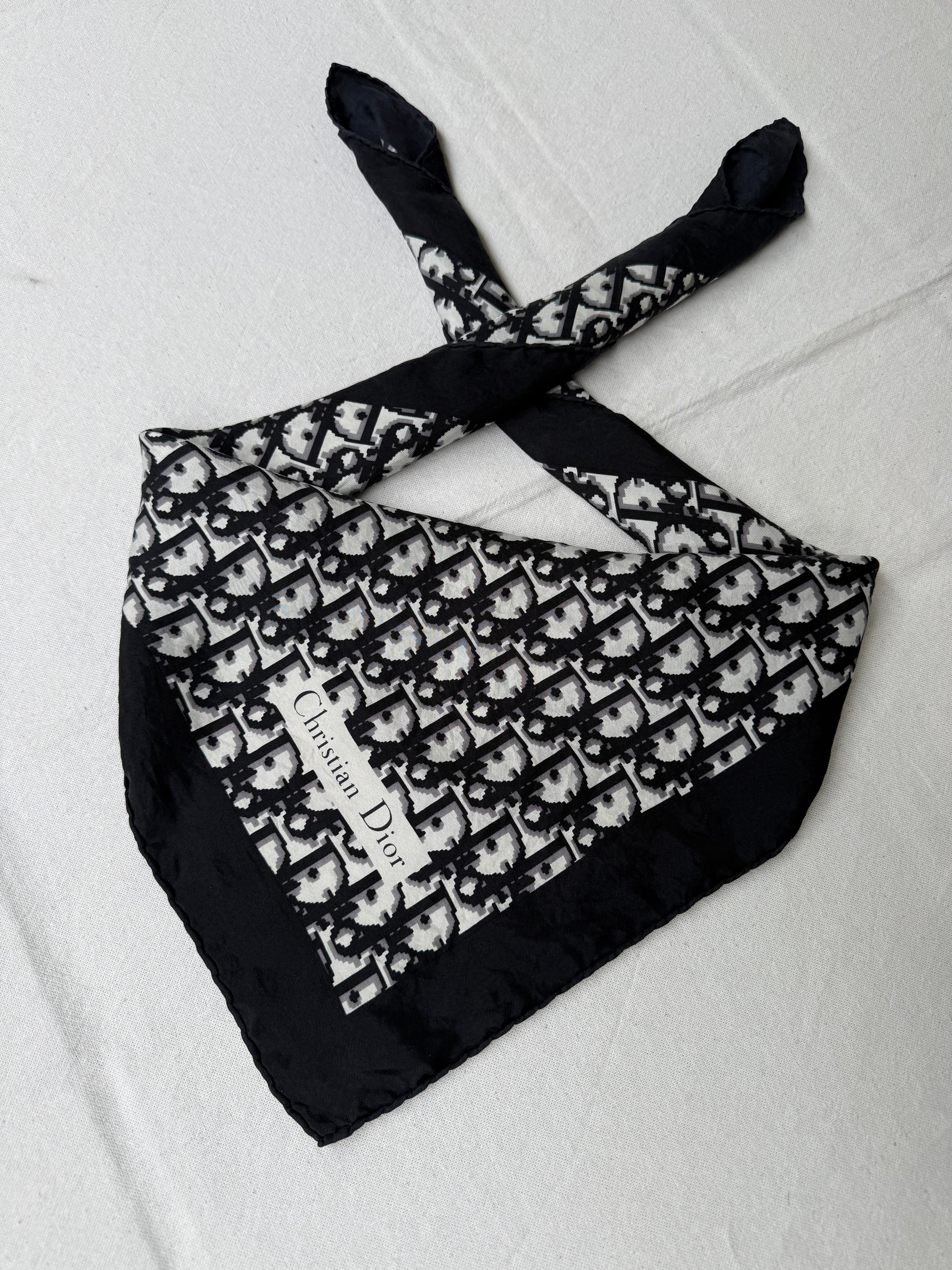 Foulard Christian Dior – Modèle monogramme noir