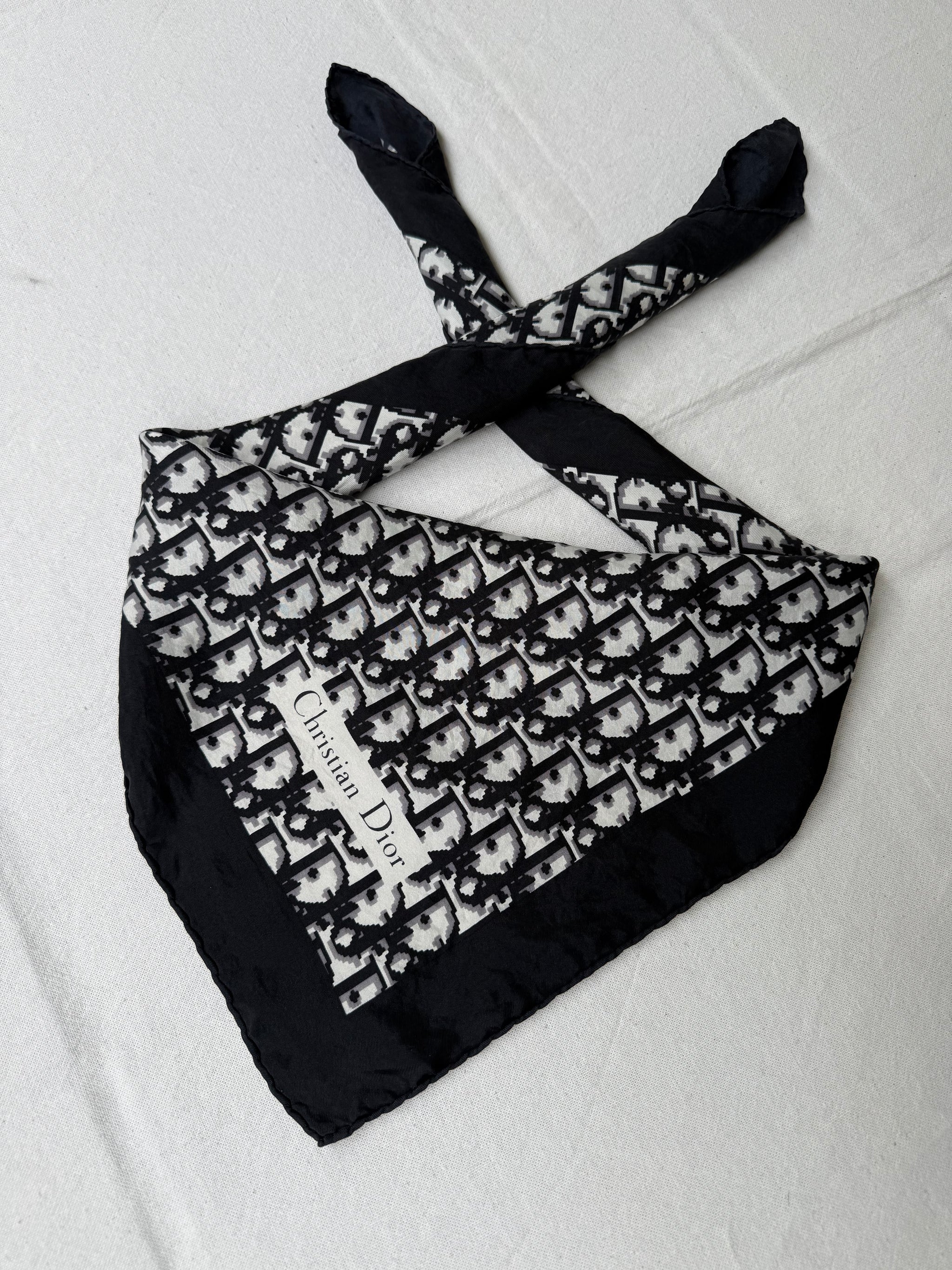 Foulard Christian Dior – Modèle monogramme noir