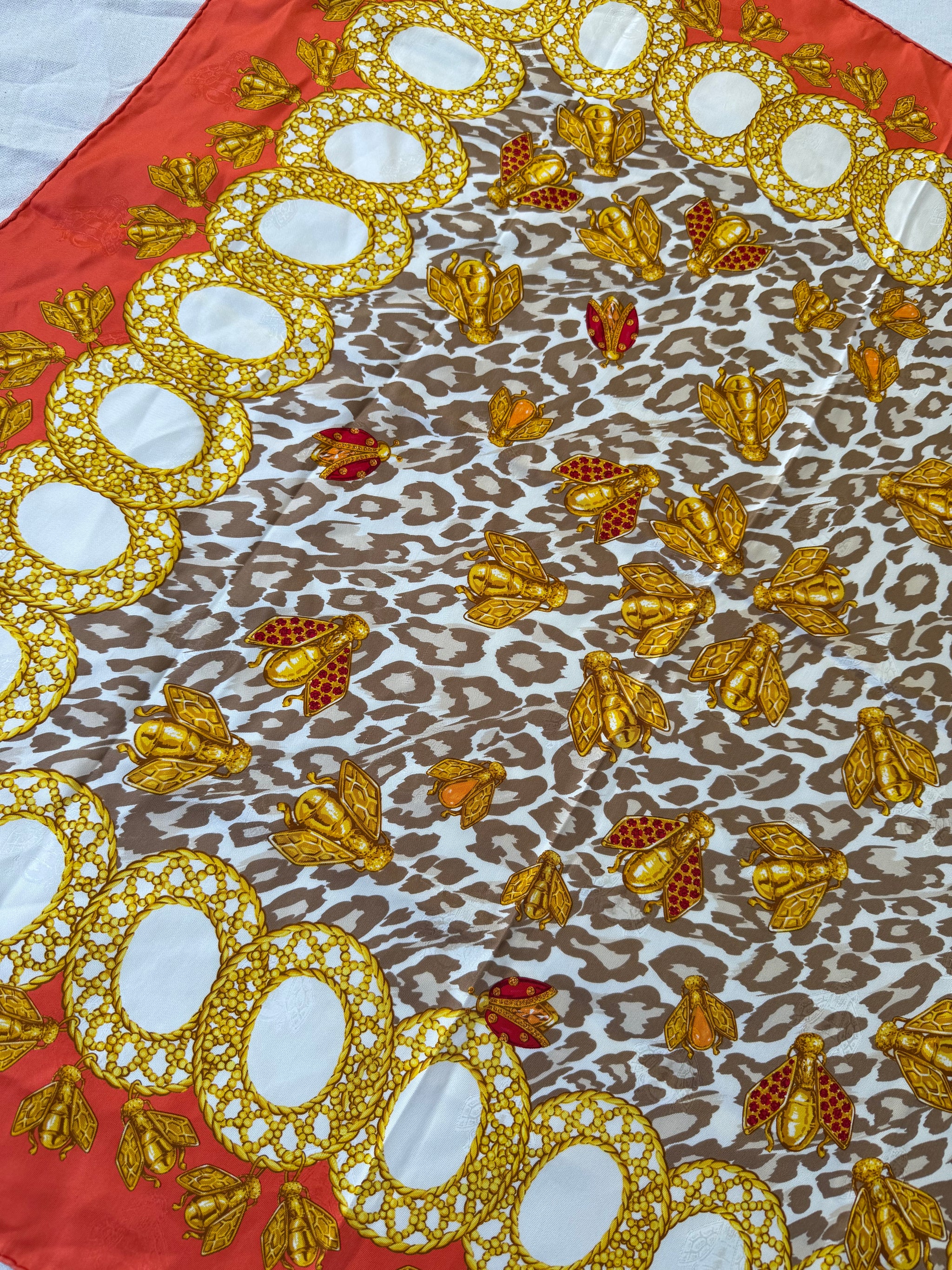 Foulard Christian Dior – Modèle léopard et abeilles