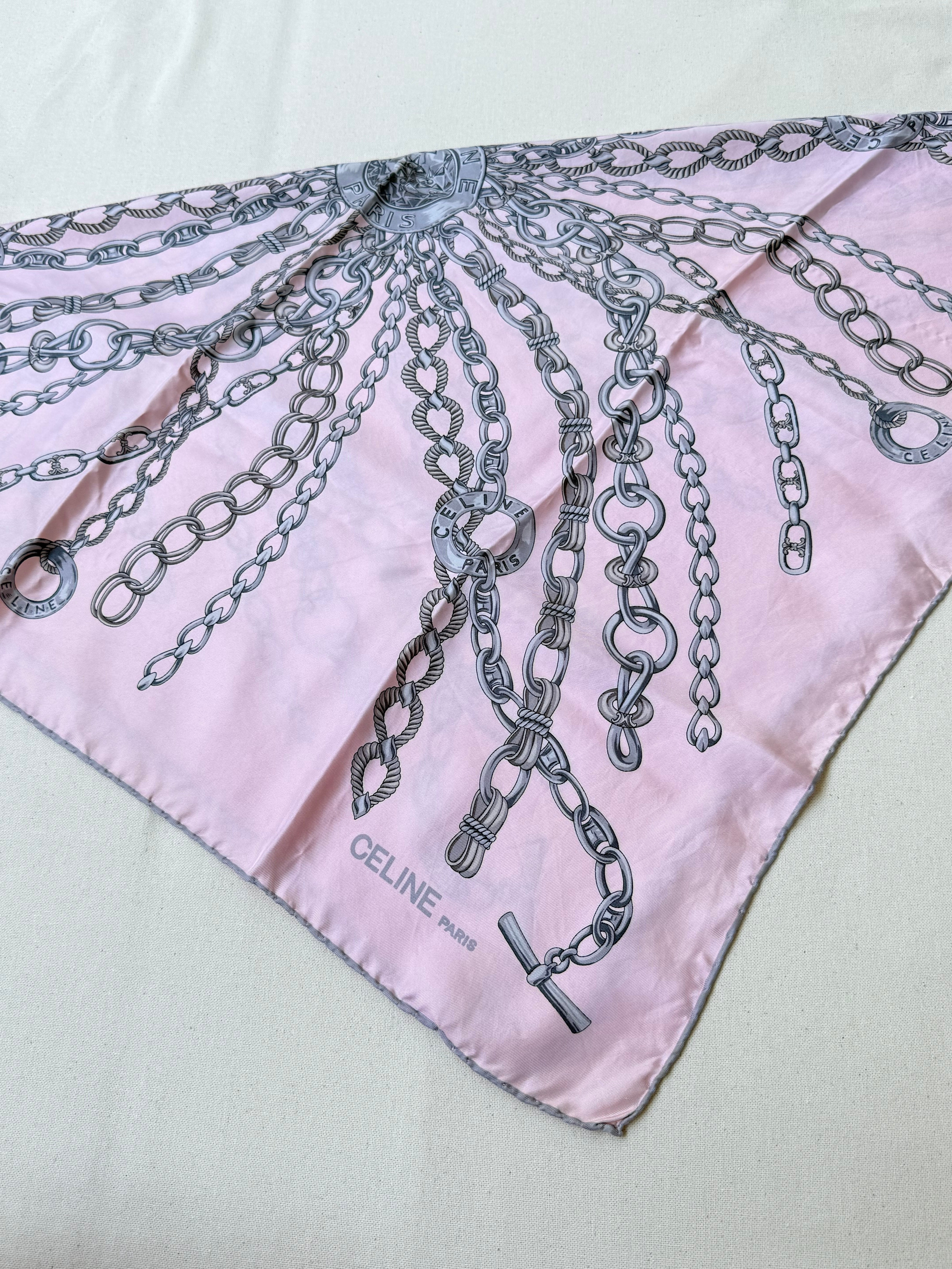 Foulard Céline – Modèle rose clair et chaînes argentées