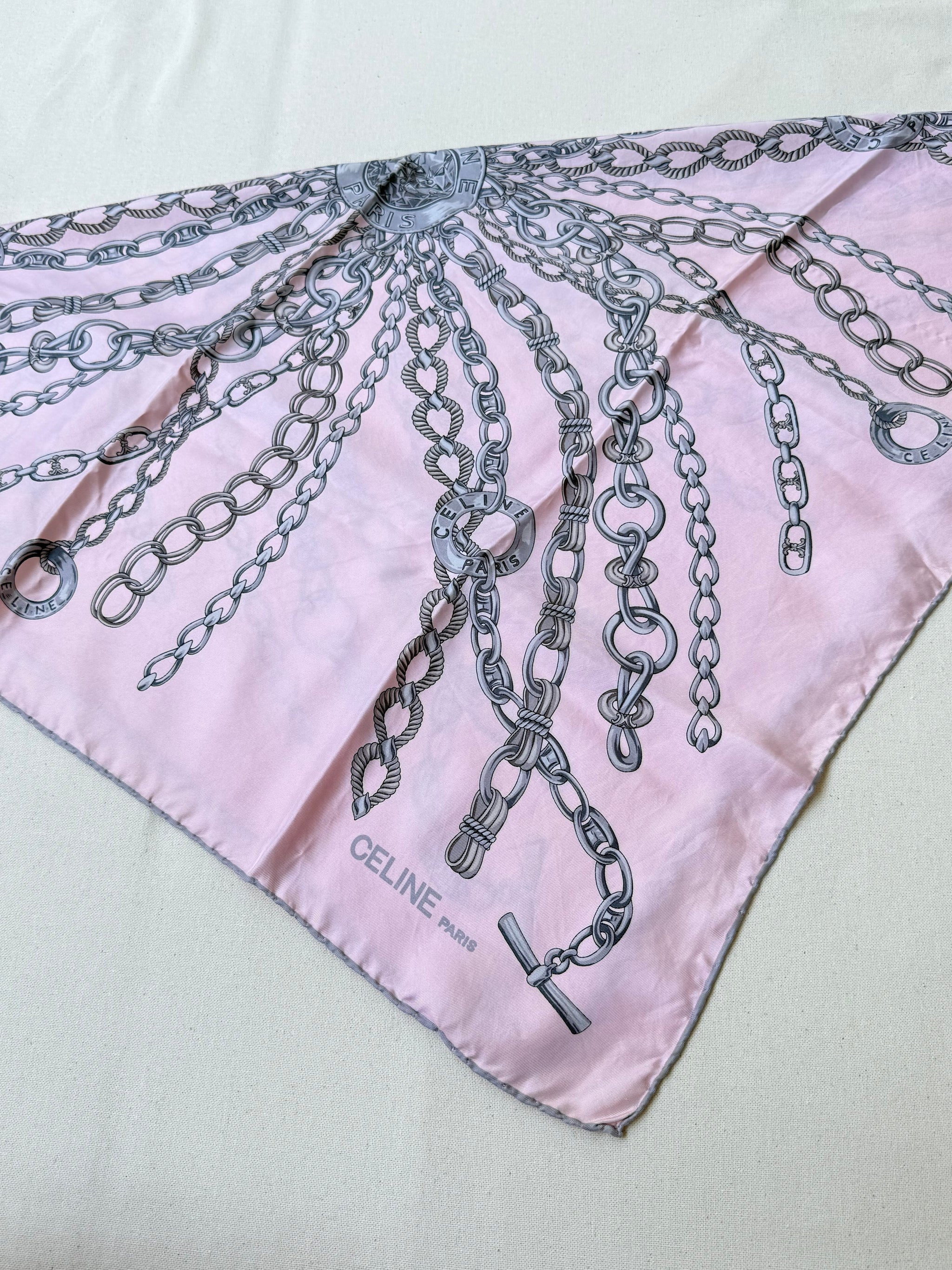 Foulard Céline – Modèle rose clair et chaînes argentées