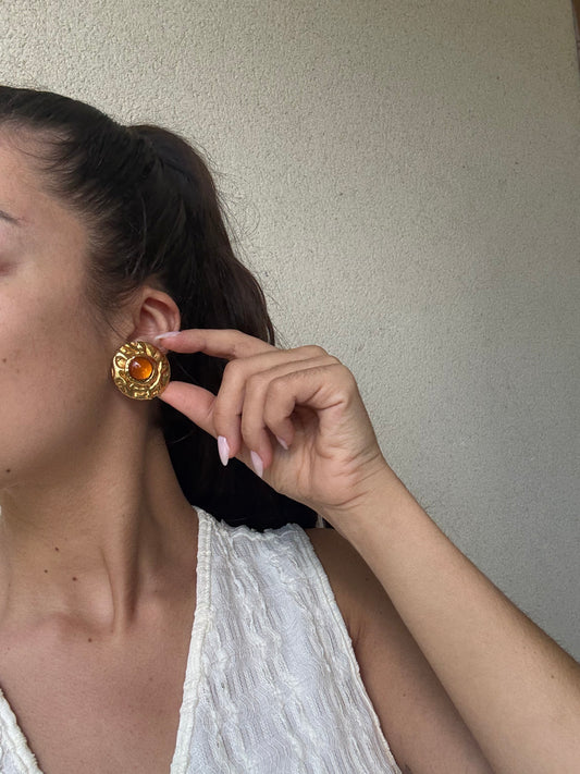 Boucles d’oreilles vintage - Cabochon orangé et monture martelée dorée
