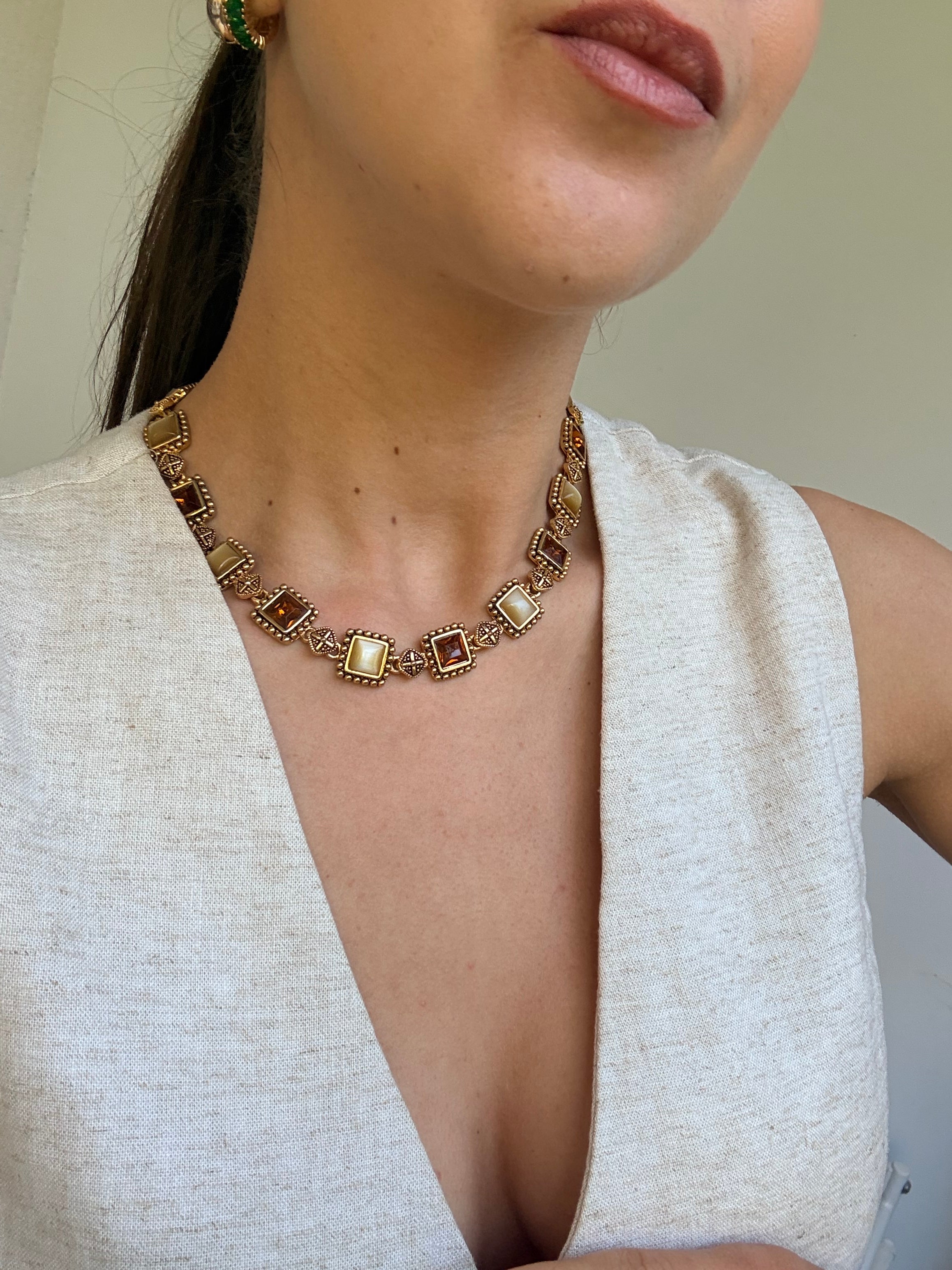 Collier doré vintage - Pierres ambrées et cabochons nacrés