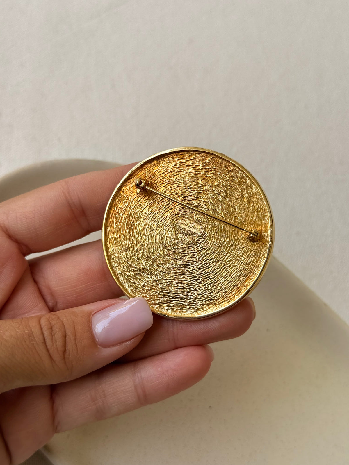 Broche Christian Dior vintage - Logo doré orné de strass