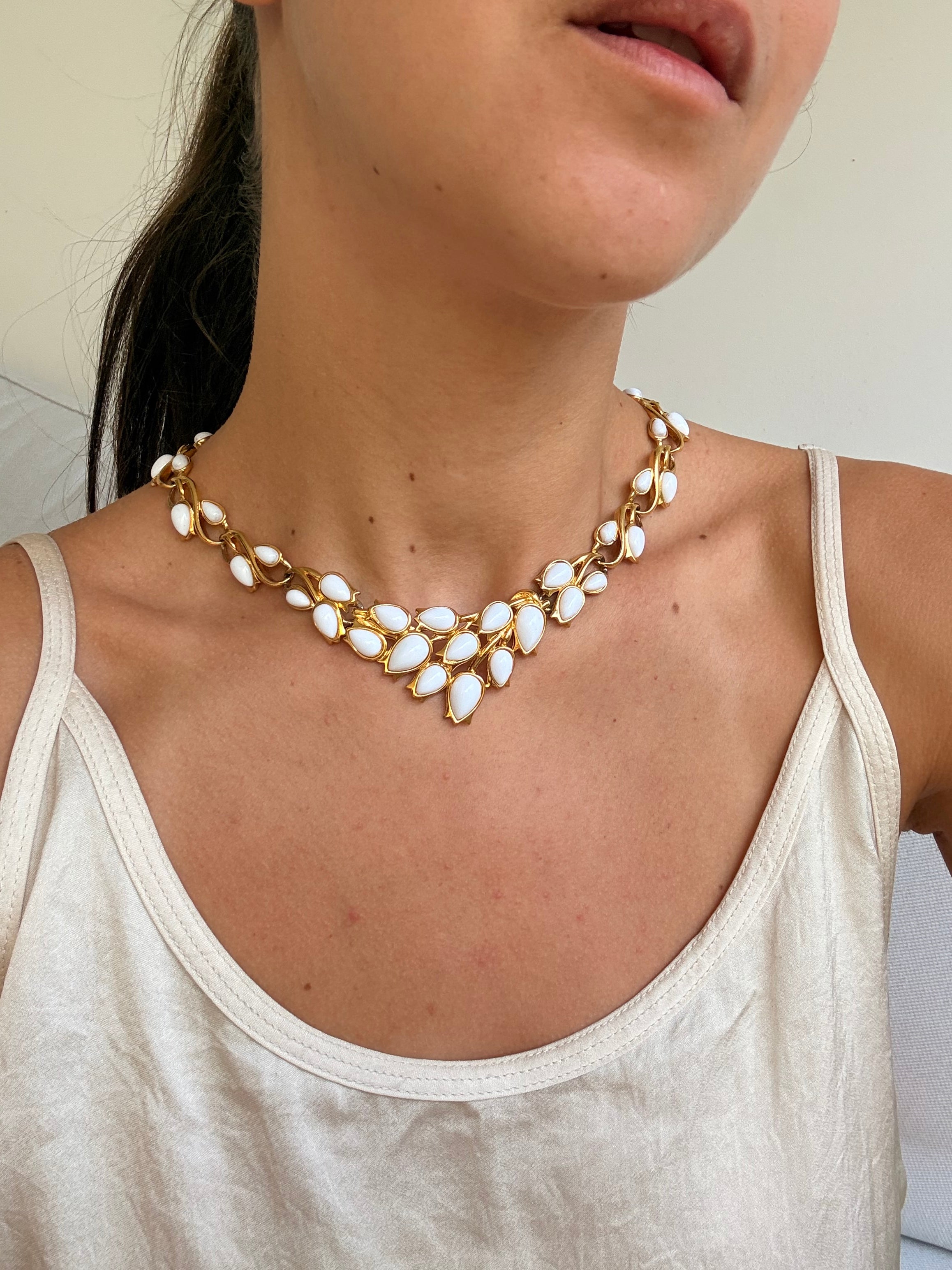 Collier Trifari vintage - Feuillage cabochons blancs