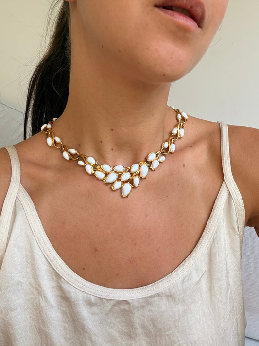 Collier Trifari vintage - Feuillage cabochons blancs