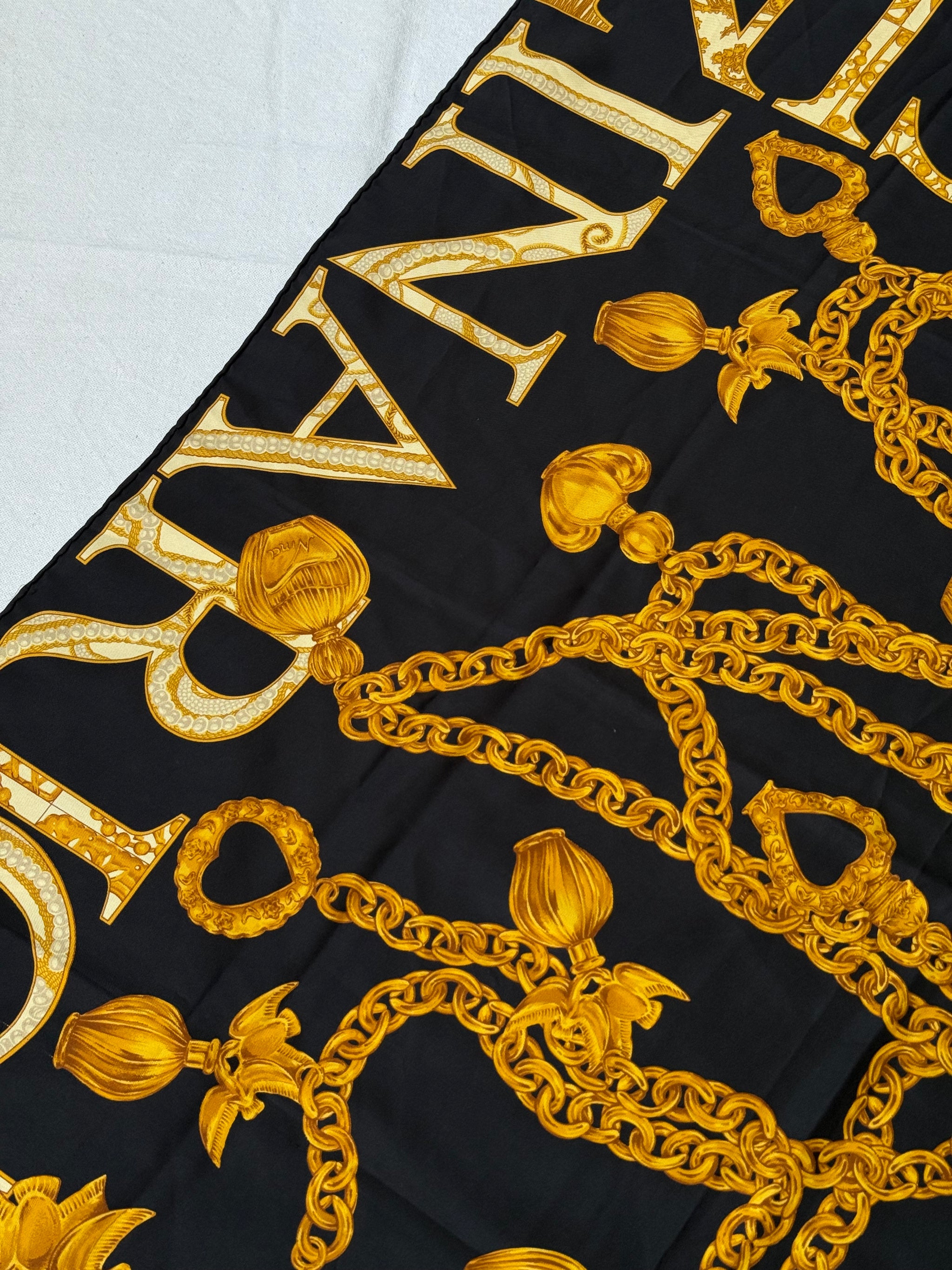 Foulard Nina Ricci – Chaînes et monogramme