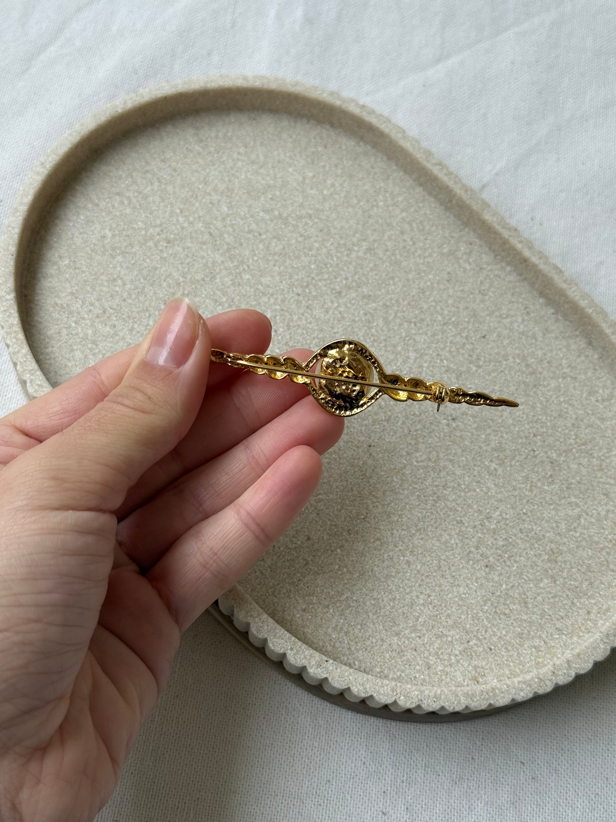 Broche vintage - Forme barrette torsadée et perle