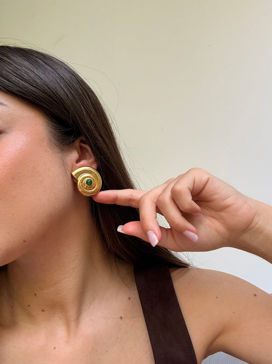 Boucles d’oreilles vintage - Coquillages dorés et strass vert