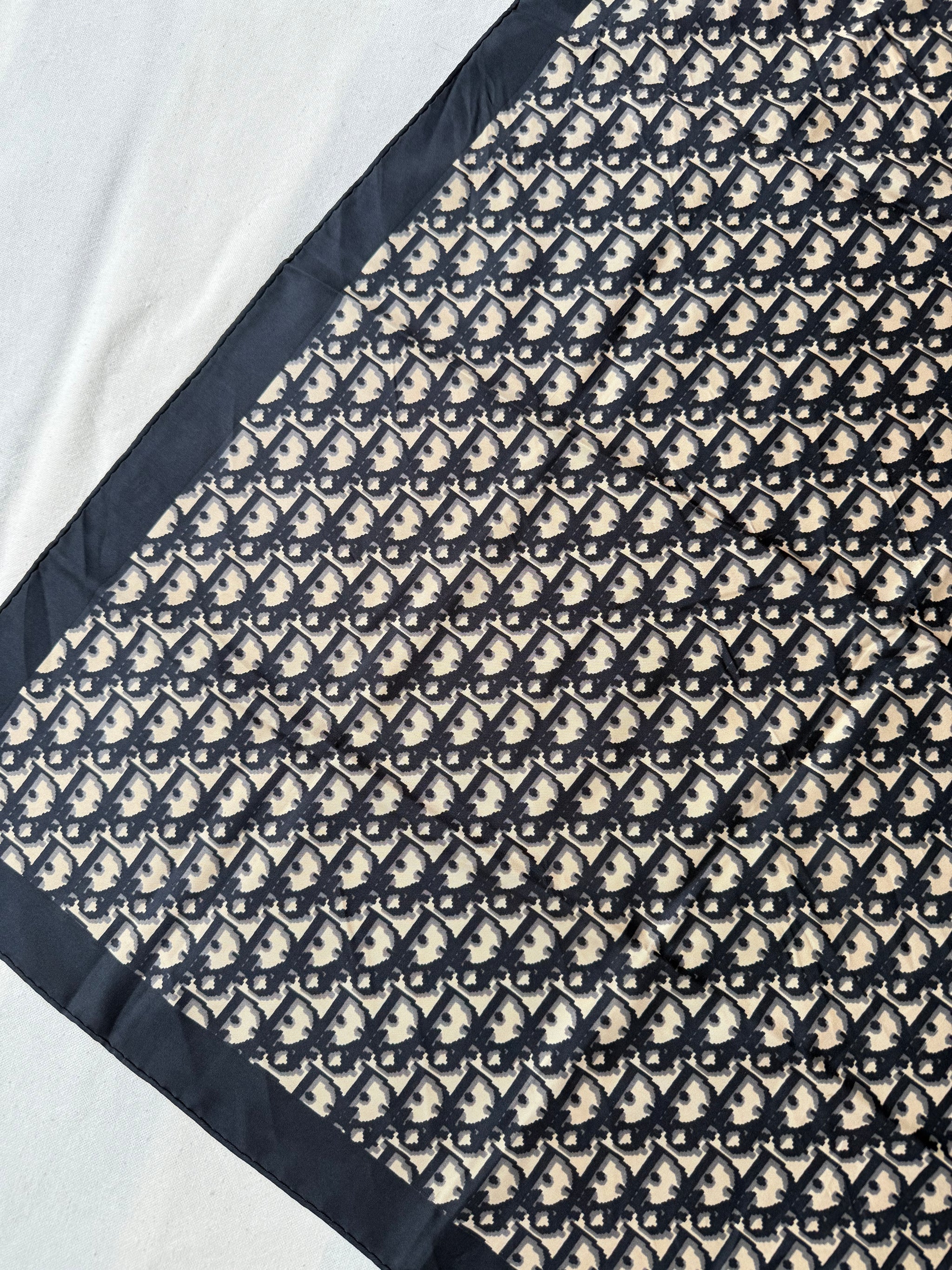 Foulard Christian Dior – Modèle monogramme noir