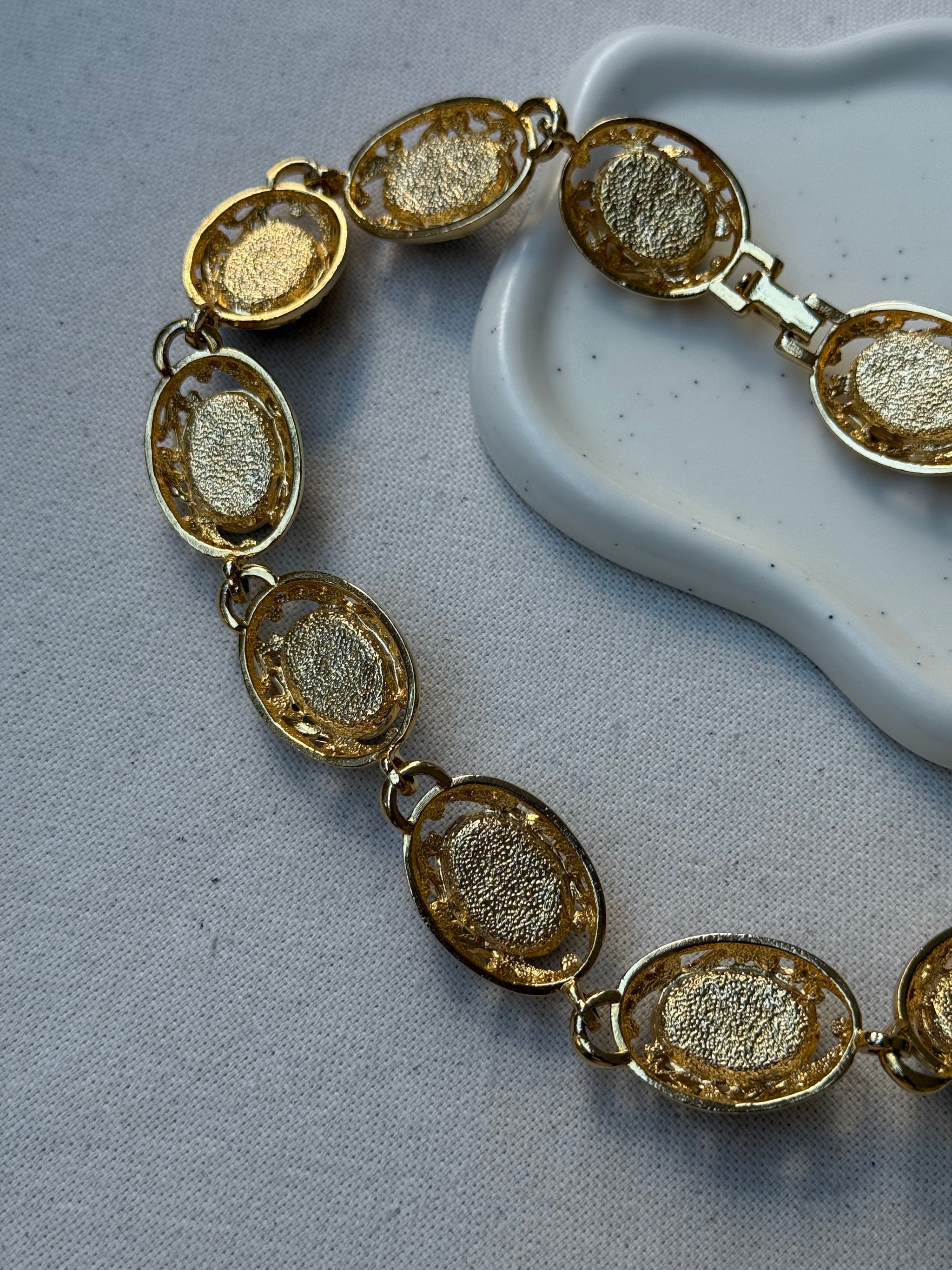 Collier vintage - Doré et cabochons noirs