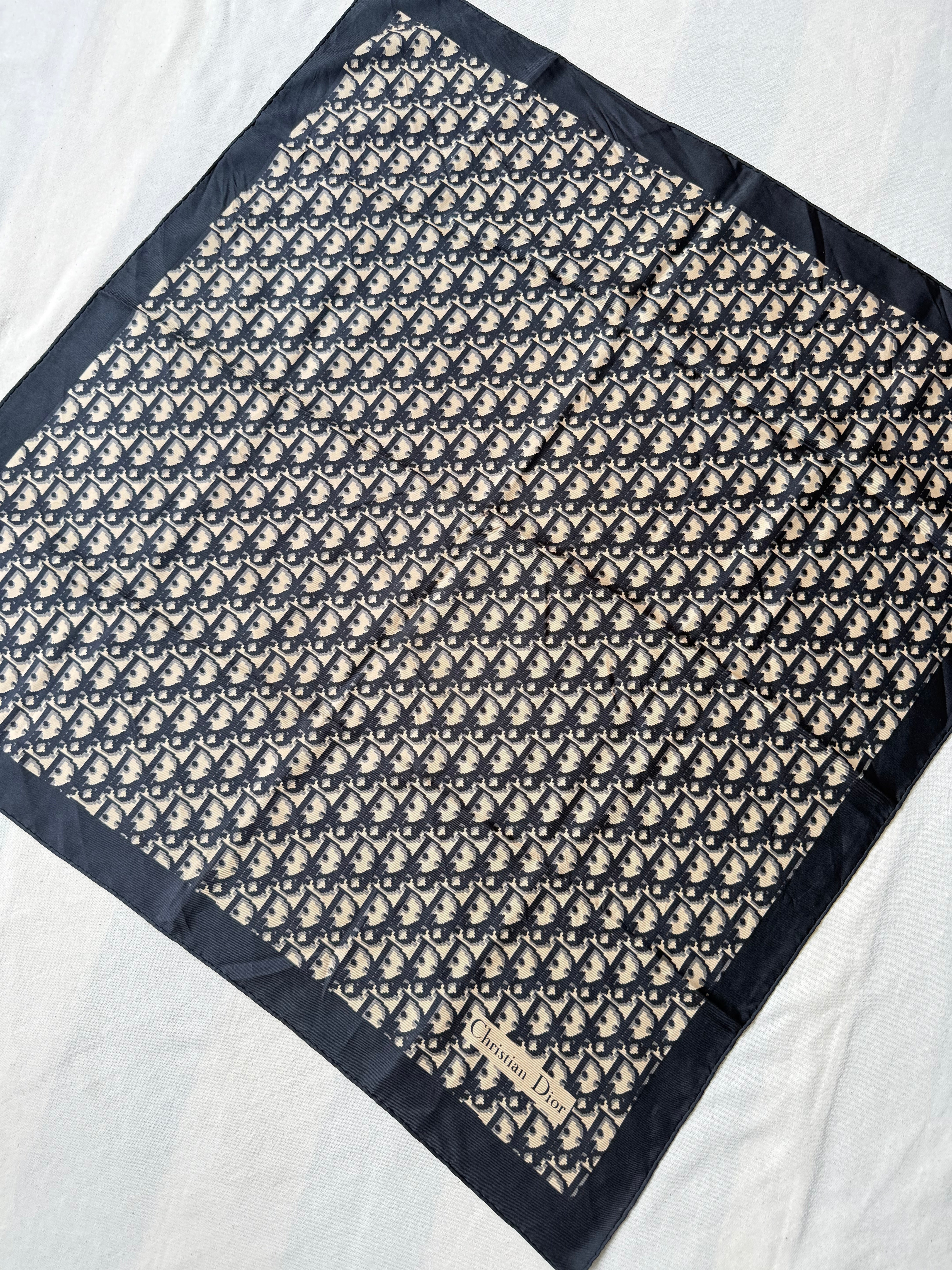 Foulard Christian Dior – Modèle monogramme noir