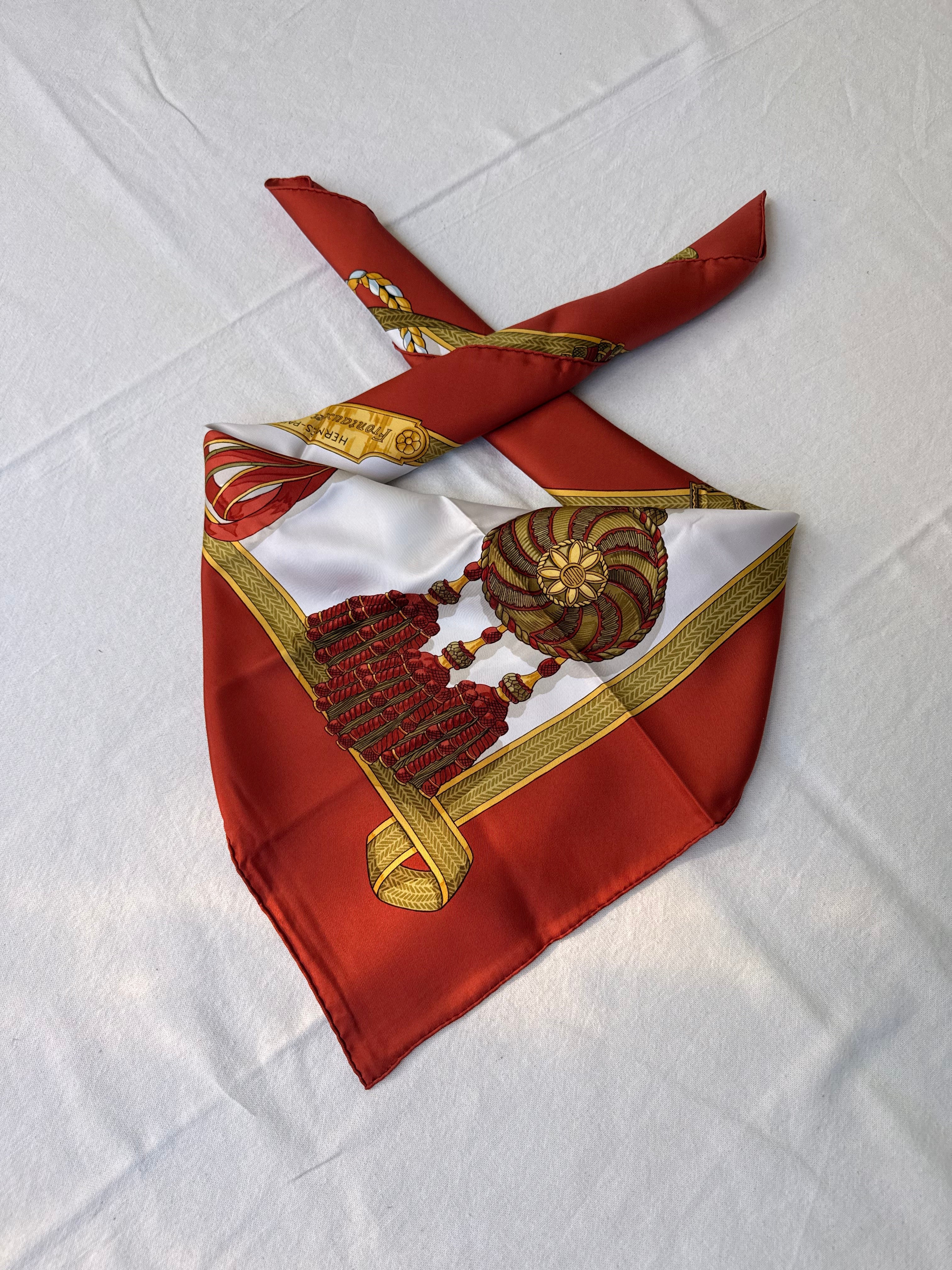 Foulard Hermès – Modèle Frontaux et Cocardes