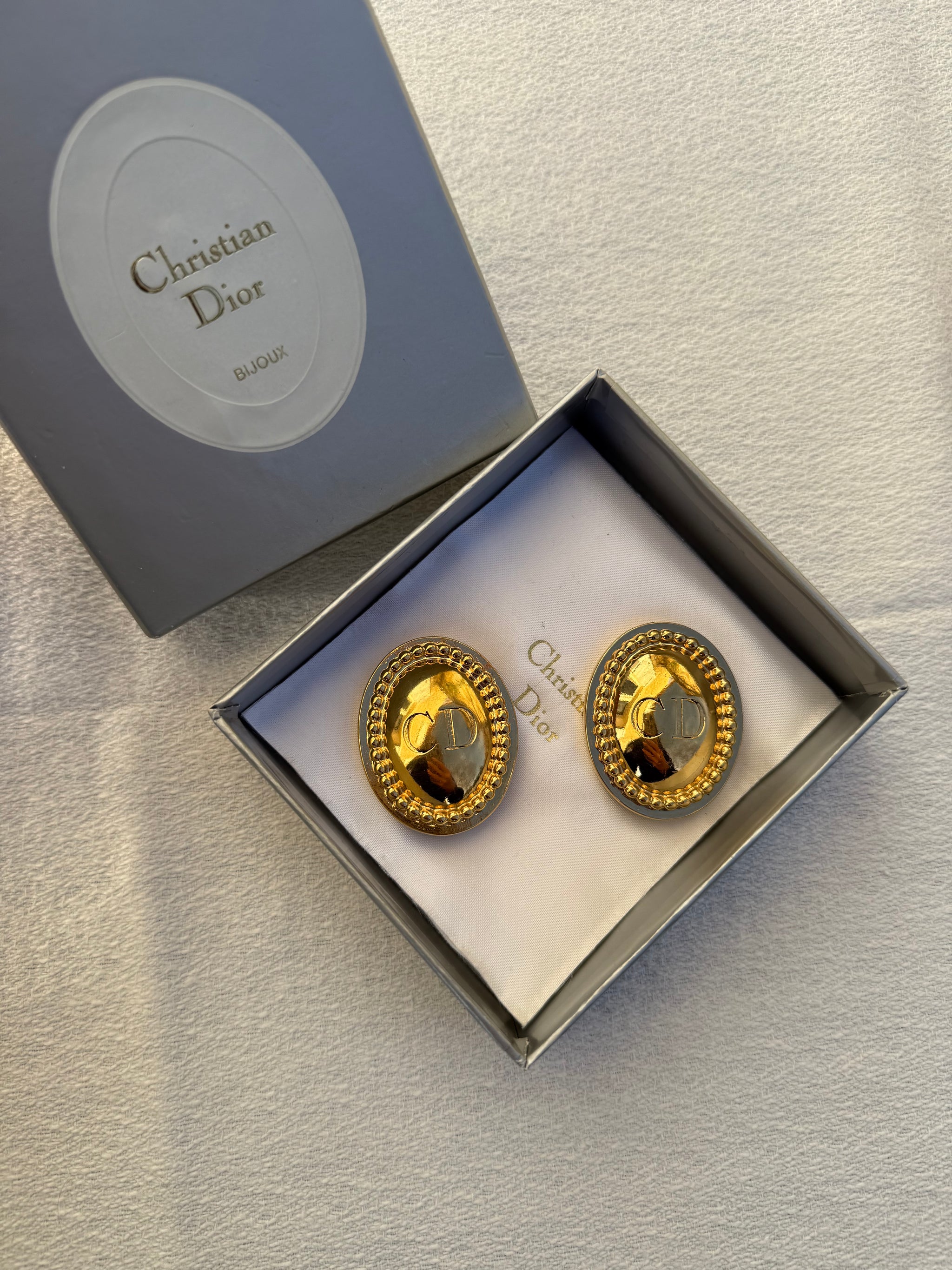 Boucles d’oreilles Christian Dior vintage - Ovales CD dorées