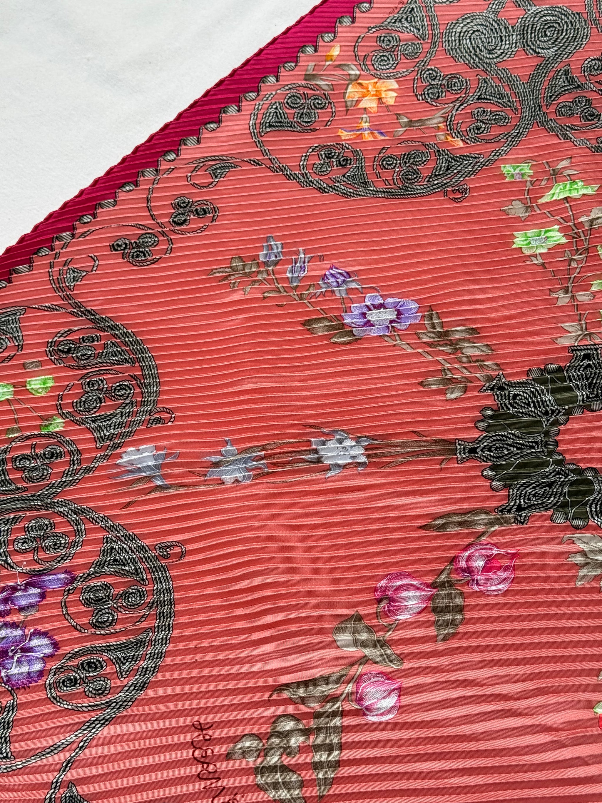 Foulard Hermès plissé – Modèle Arabesques
