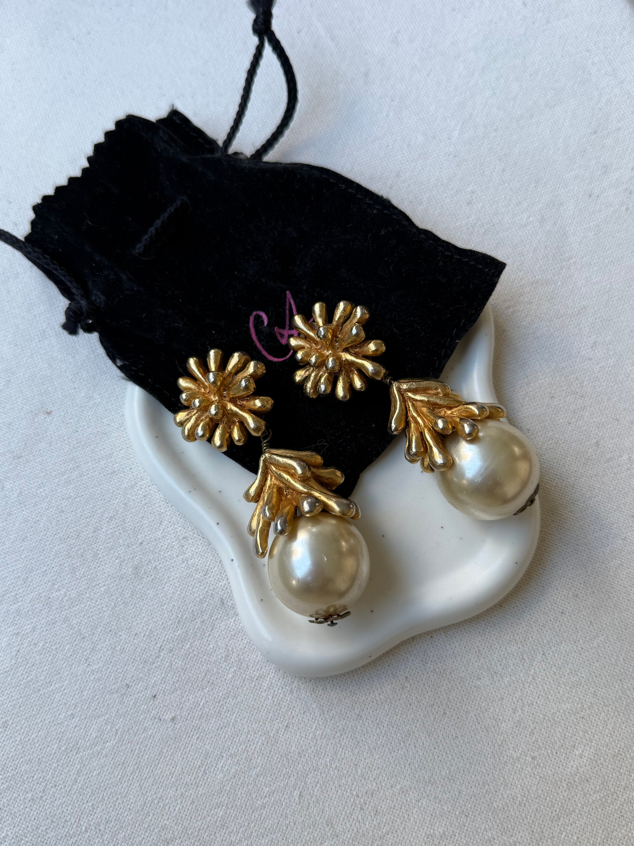 Boucles d'oreilles Christian Lacroix - Perles baroques pendantes