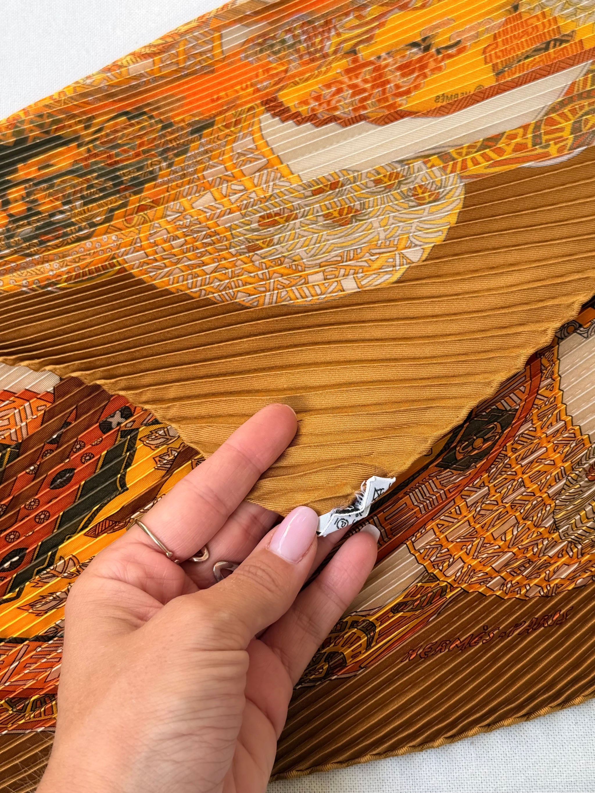 Foulard Hermès plissé – Modèle L’Art des Steppes