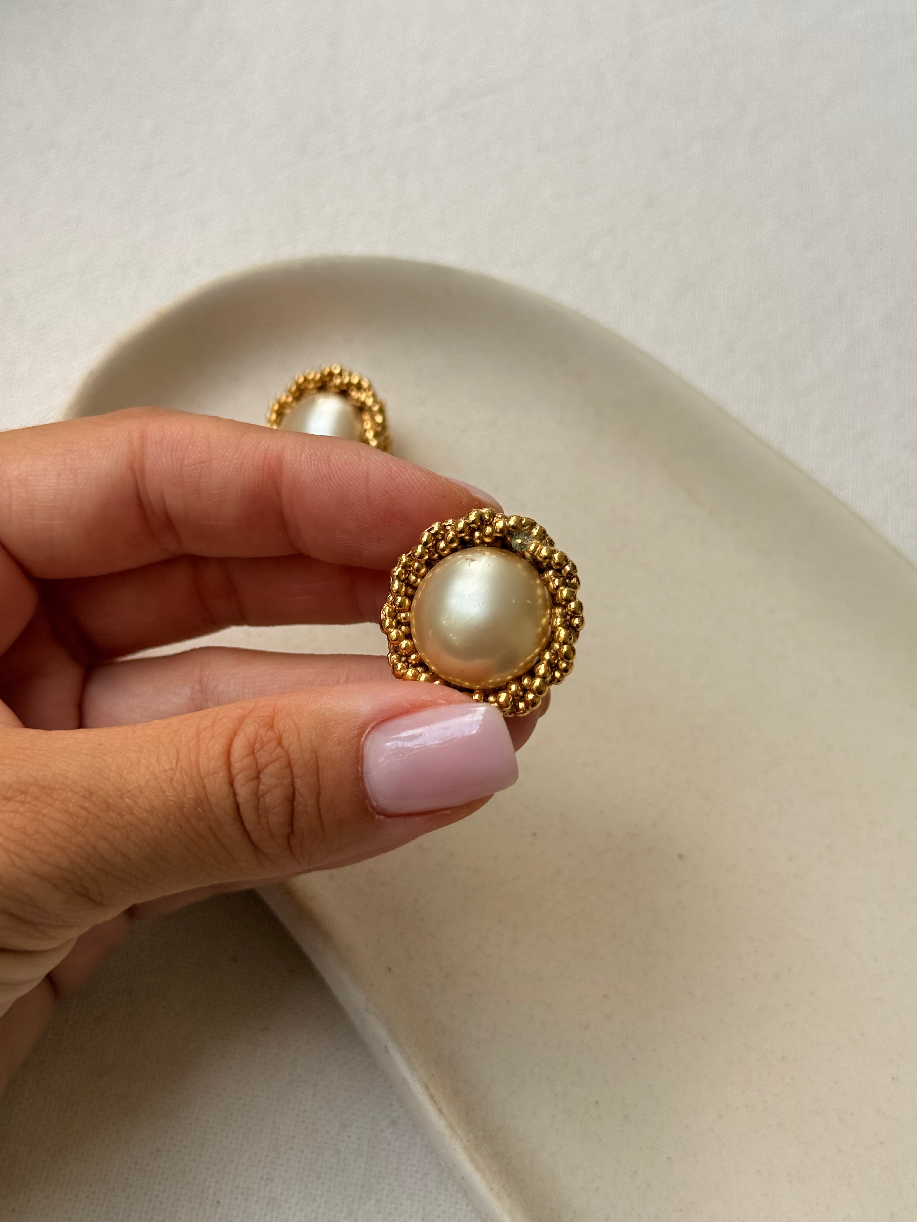 Boucles d’oreilles vintage Chanel - Perles fantaisies et bordure texturée