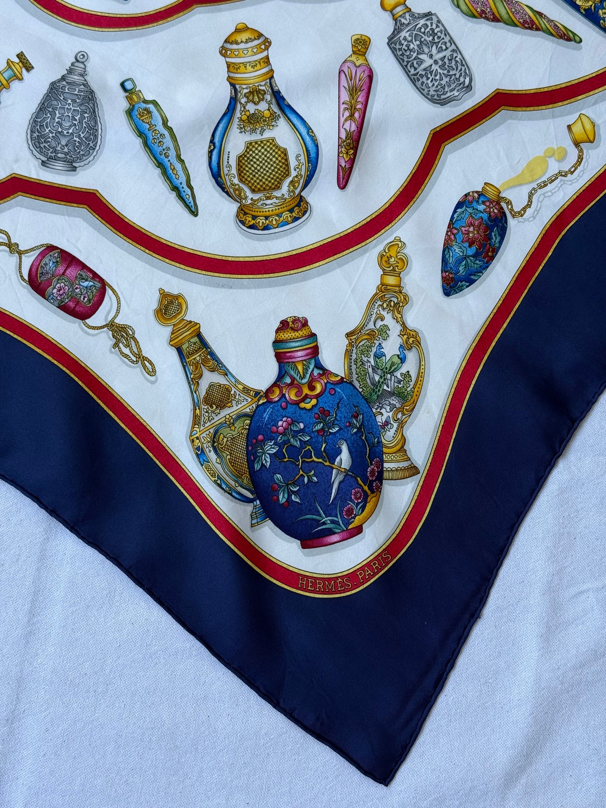 Foulard Hermès – Modèle Flacons