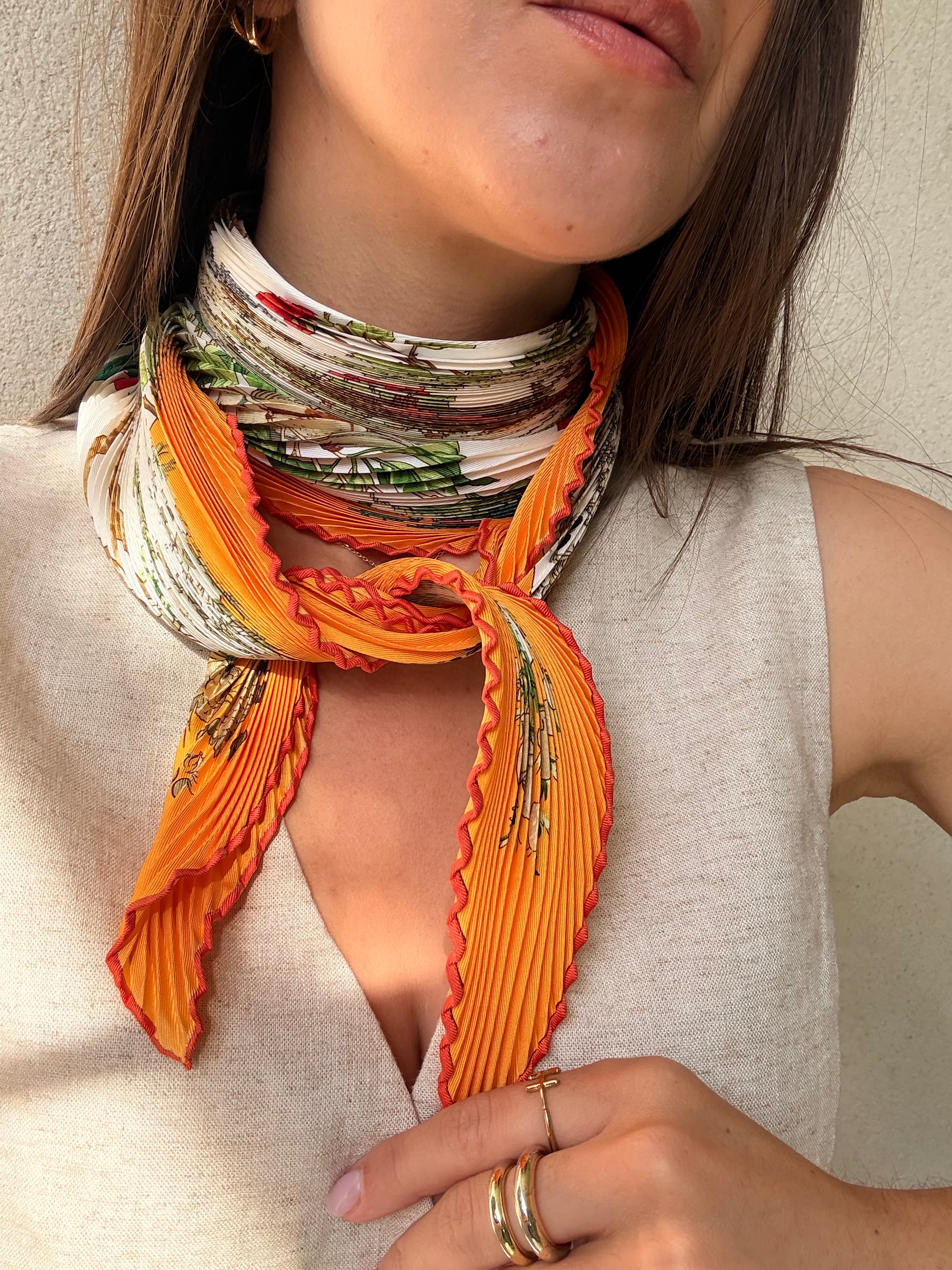 Foulard Hermès plissé – Modèle Au Cœur des Bois