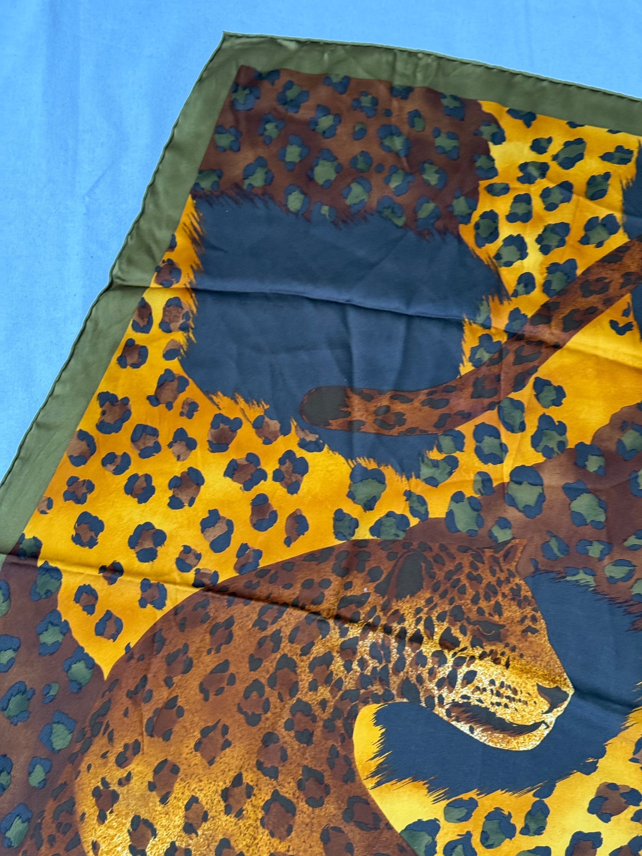 Foulard Yves Saint Laurent – Motifs léopards