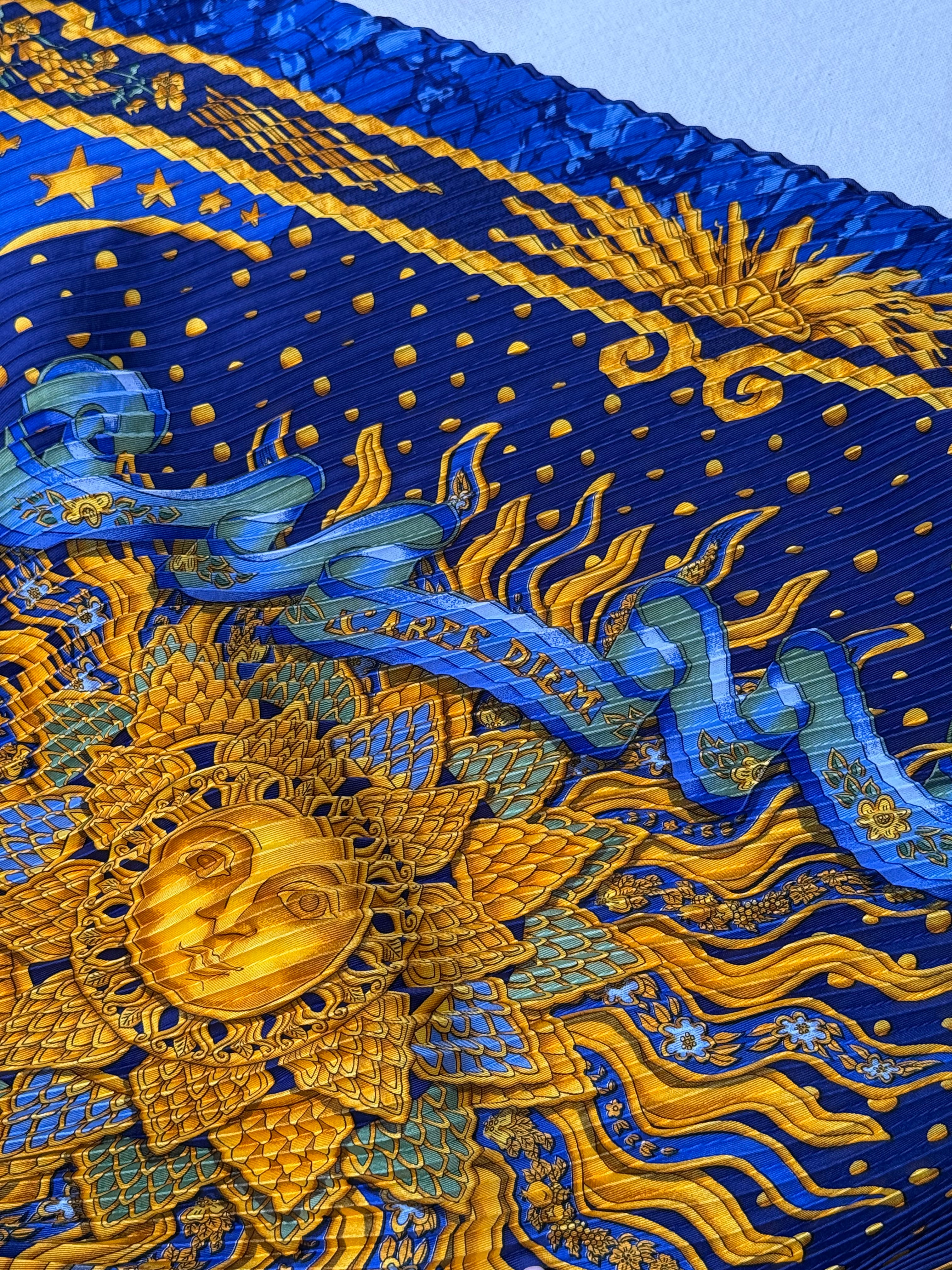 Foulard Hermès plissé – Modèle Carpe Diem