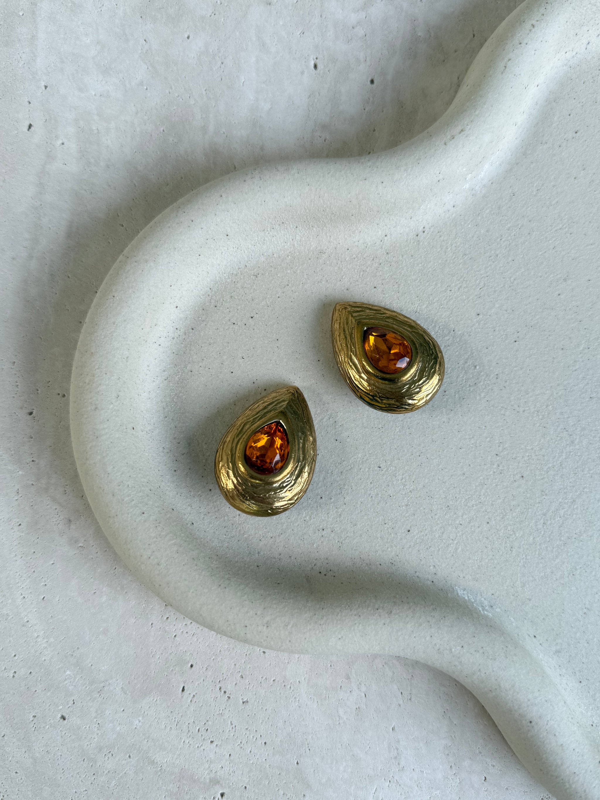 Boucles d’oreilles Vogue Bijoux vintage - Gouttes dorées et cabochons ambrés
