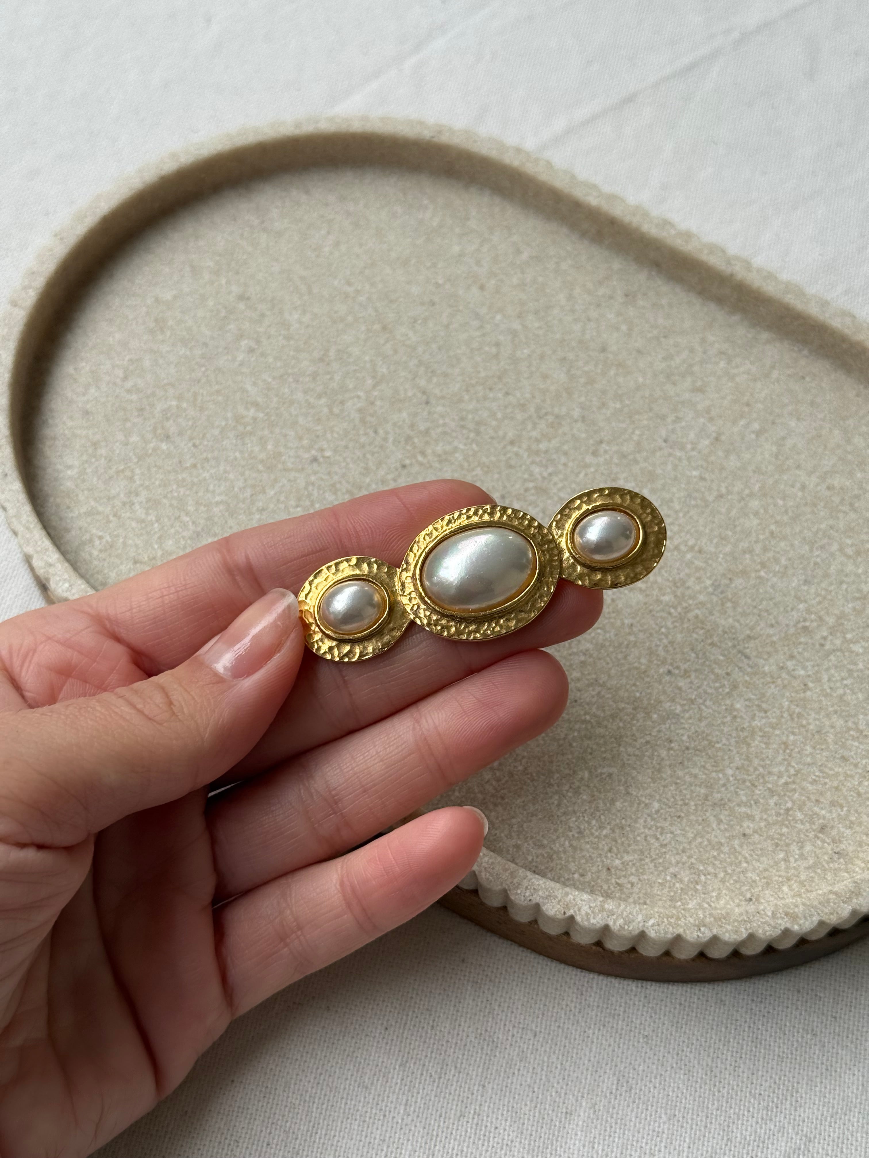 Broche Sphinx vintage - Allongée dorée et perles