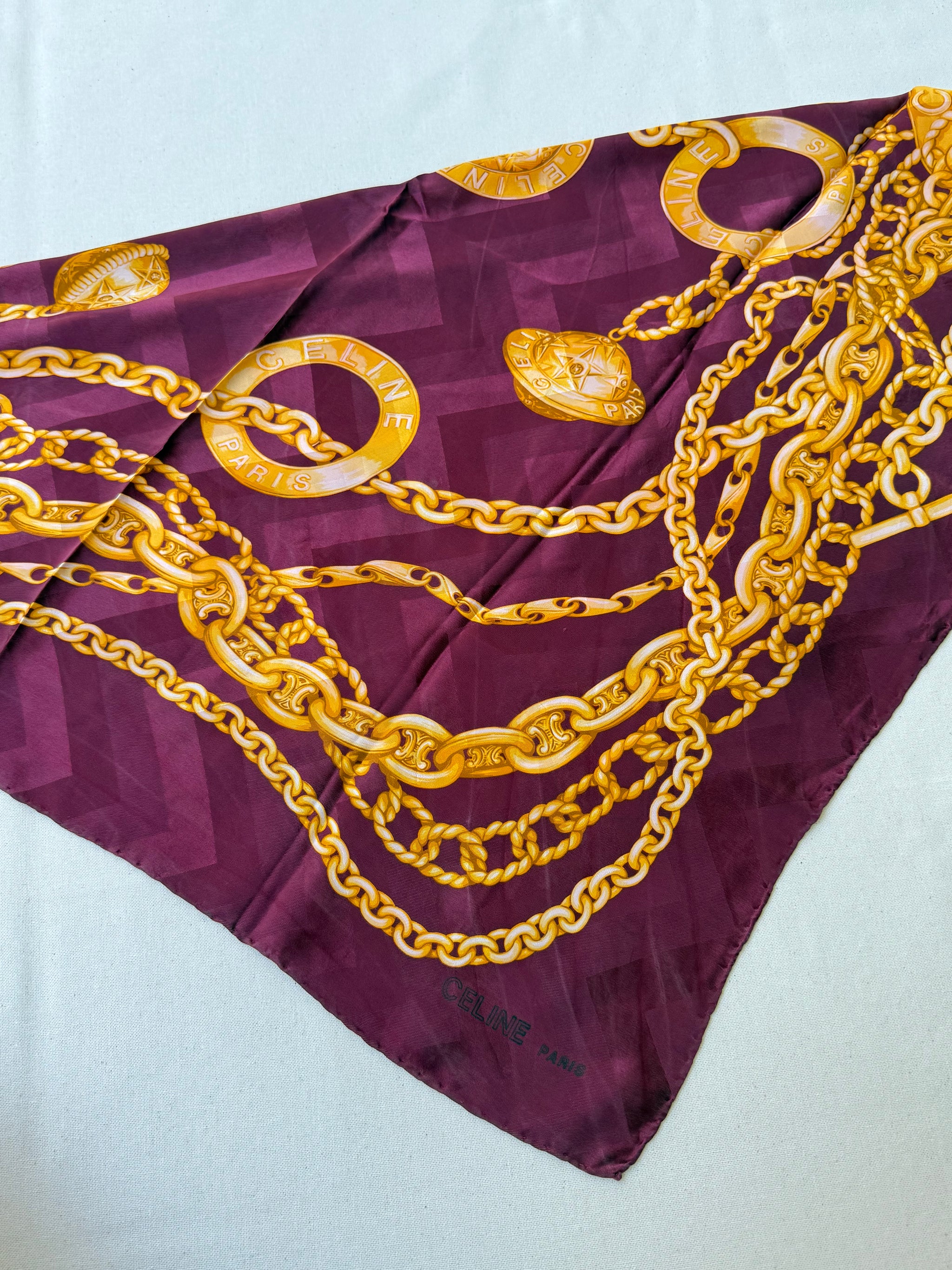 Foulard Céline – Modèle bordeaux et chaînes