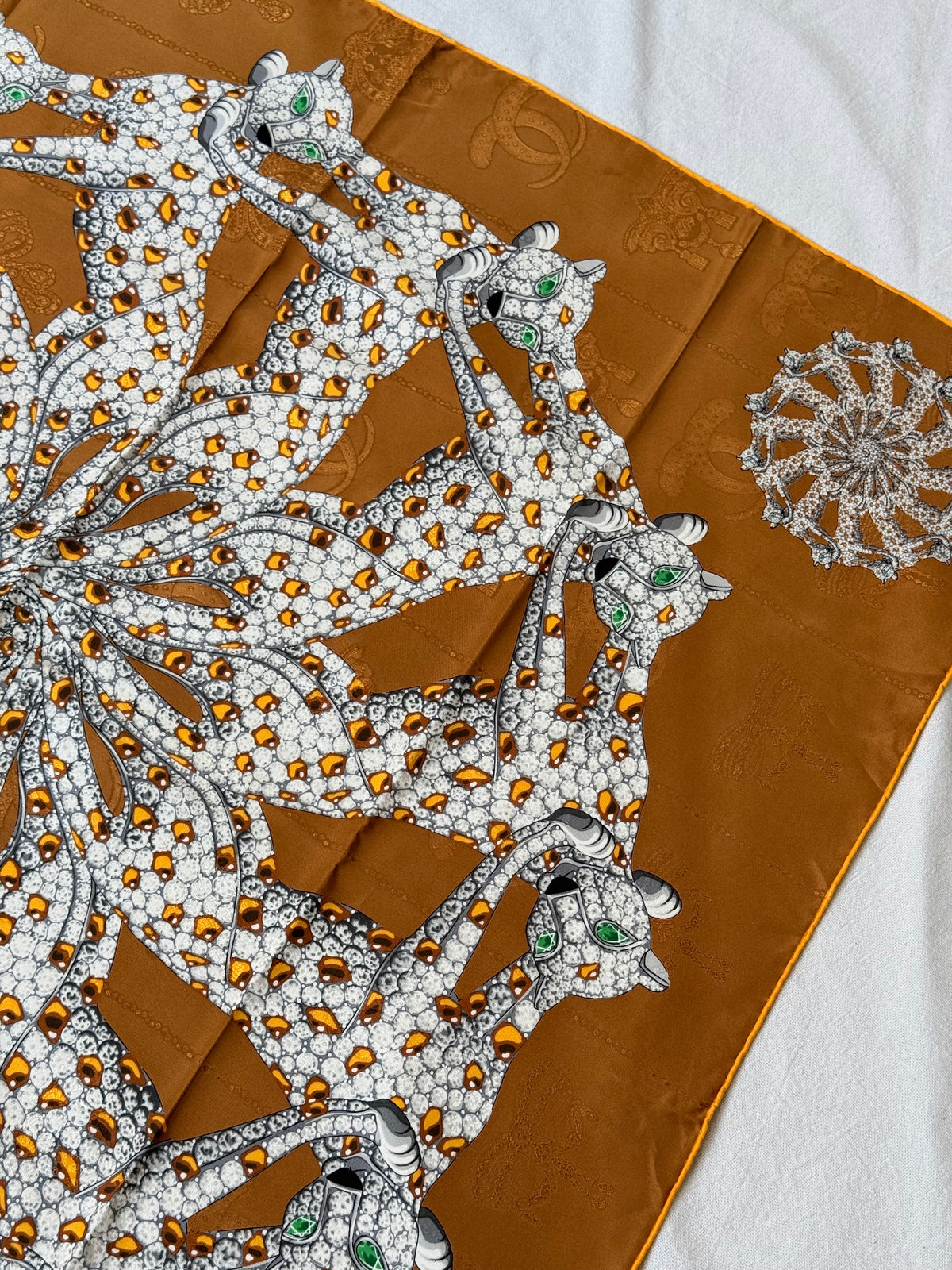 Foulard Cartier – Motif panthère et bijouterie camel
