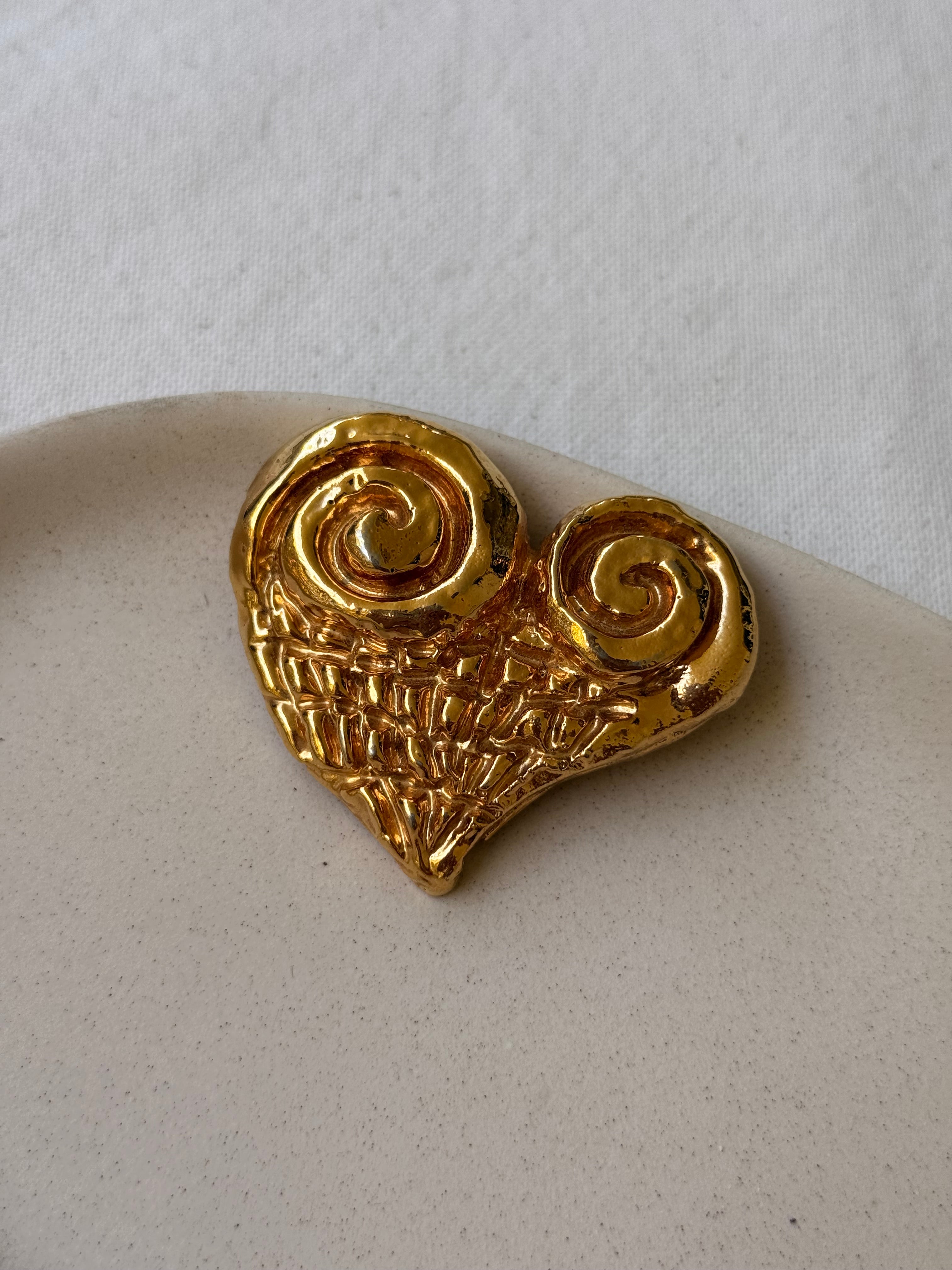 Broche vintage - Cœur texturé en résine